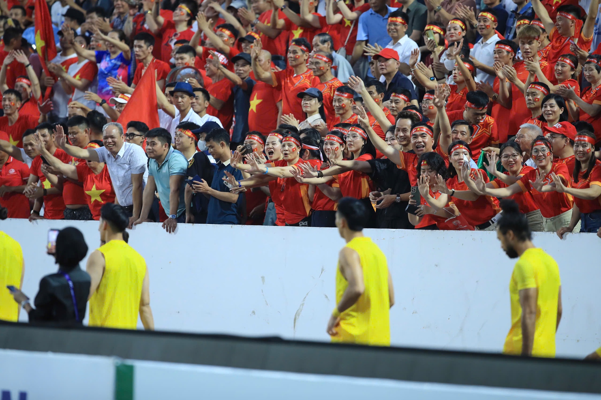 CĐV phủ đỏ s&acirc;n Thi&ecirc;n Trường cổ vũ đội tuyển Việt Nam: Kh&ocirc;ng kh&iacute; cực rộn r&agrave;ng!- Ảnh 8.