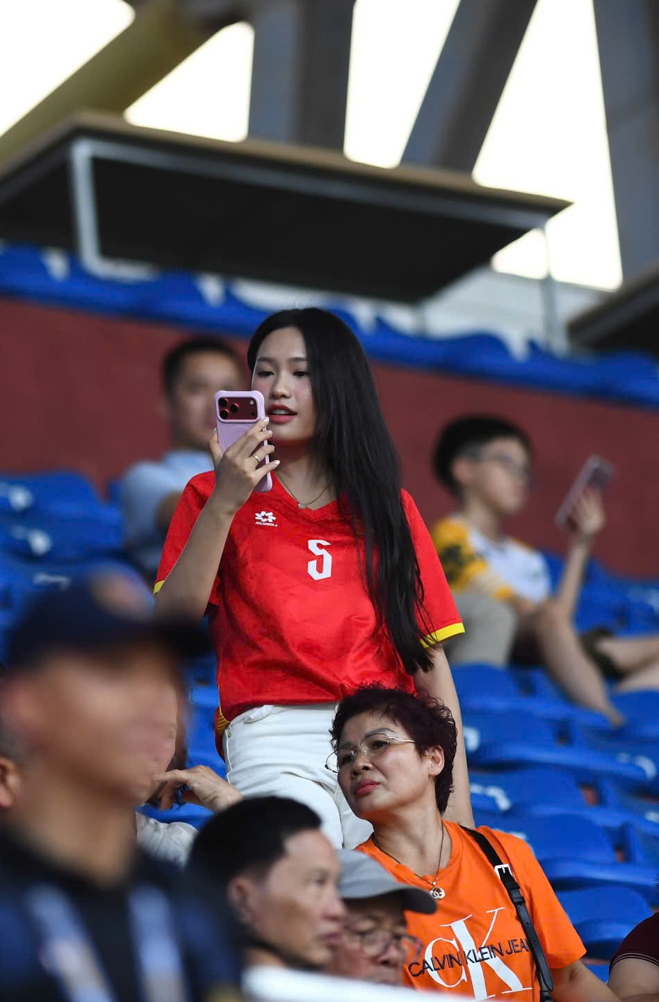 Doãn Hải My đọ sắc với vợ Hoàng Hên trên khán đài cổ vũ tuyển Việt Nam: Viusal xinh bất chấp cam thường!- Ảnh 2. Doãn Hải My đọ sắc với vợ Hoàng Hên trên khán đài cổ vũ tuyển Việt Nam: Viusal xinh bất chấp cam thường!- Ảnh 2.