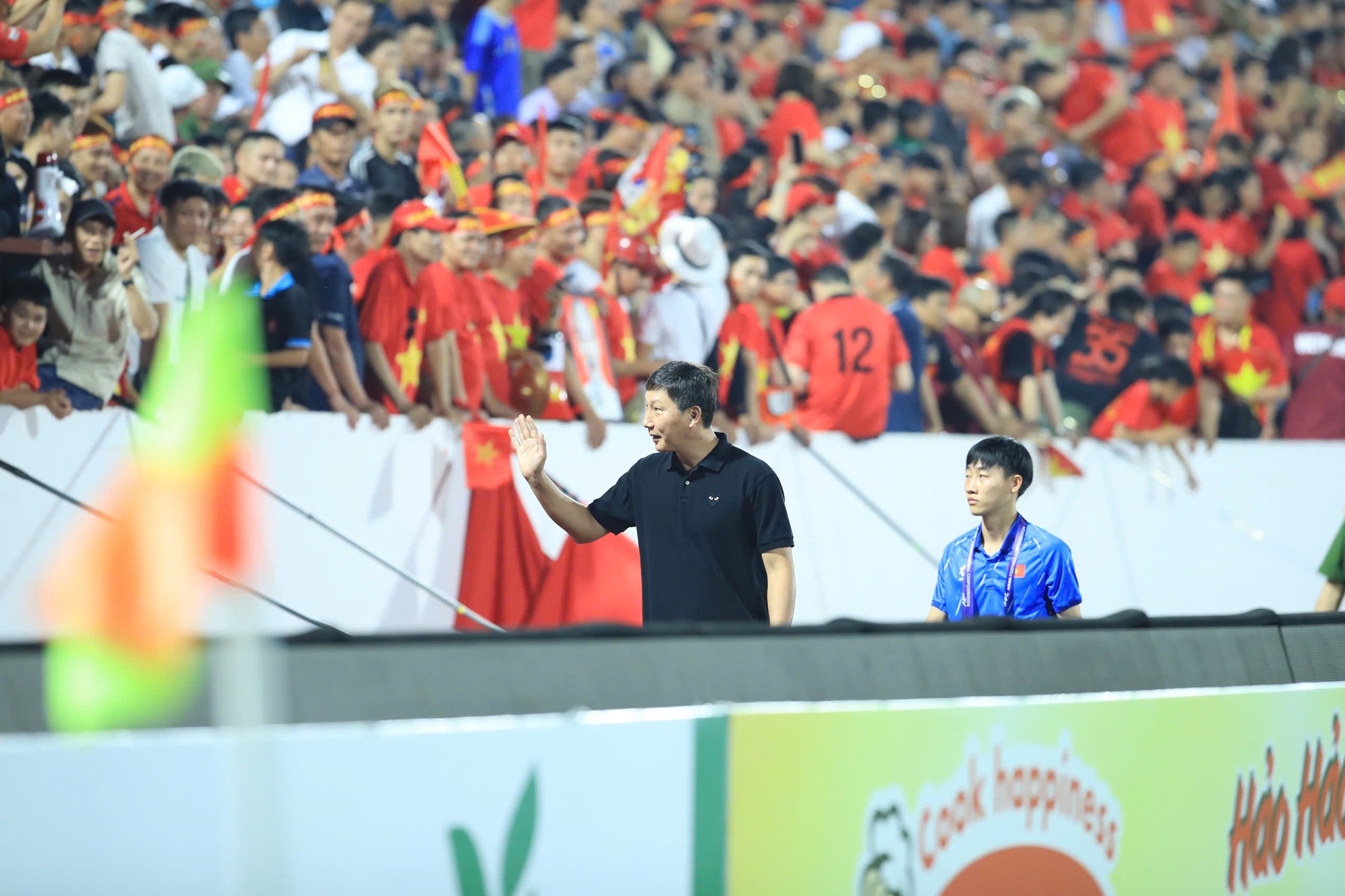 CĐV phủ đỏ s&acirc;n Thi&ecirc;n Trường cổ vũ đội tuyển Việt Nam: Kh&ocirc;ng kh&iacute; cực rộn r&agrave;ng!- Ảnh 7.