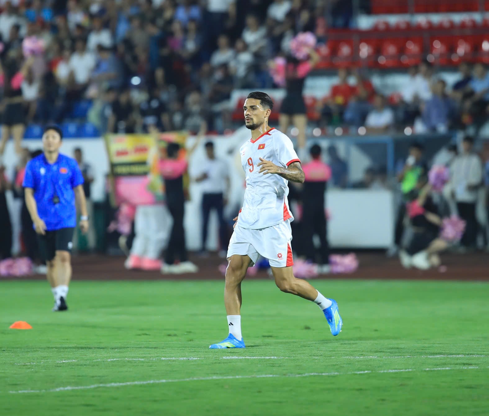 CĐV phủ đỏ s&acirc;n Thi&ecirc;n Trường cổ vũ đội tuyển Việt Nam: Kh&ocirc;ng kh&iacute; cực rộn r&agrave;ng!- Ảnh 10.