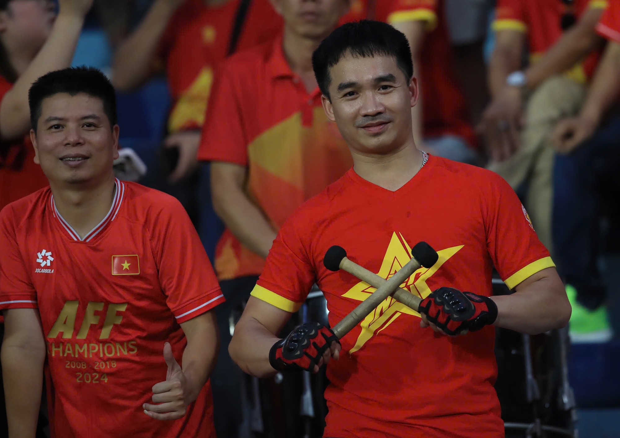 CĐV phủ đỏ s&acirc;n Thi&ecirc;n Trường cổ vũ đội tuyển Việt Nam: Kh&ocirc;ng kh&iacute; cực rộn r&agrave;ng!- Ảnh 6.