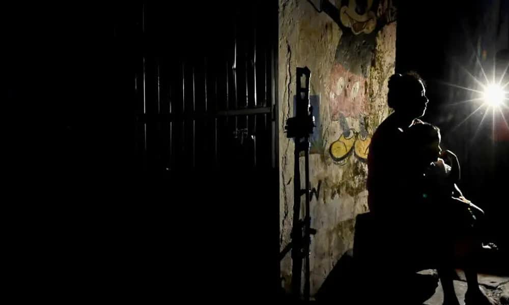 Thiếu hụt xăng dầu, 1 quốc gia ch&acirc;u &Aacute; ra lệnh tắt hết đ&egrave;n đường v&agrave; biển quảng c&aacute;o để tiết kiệm năng lượng- Ảnh 1.