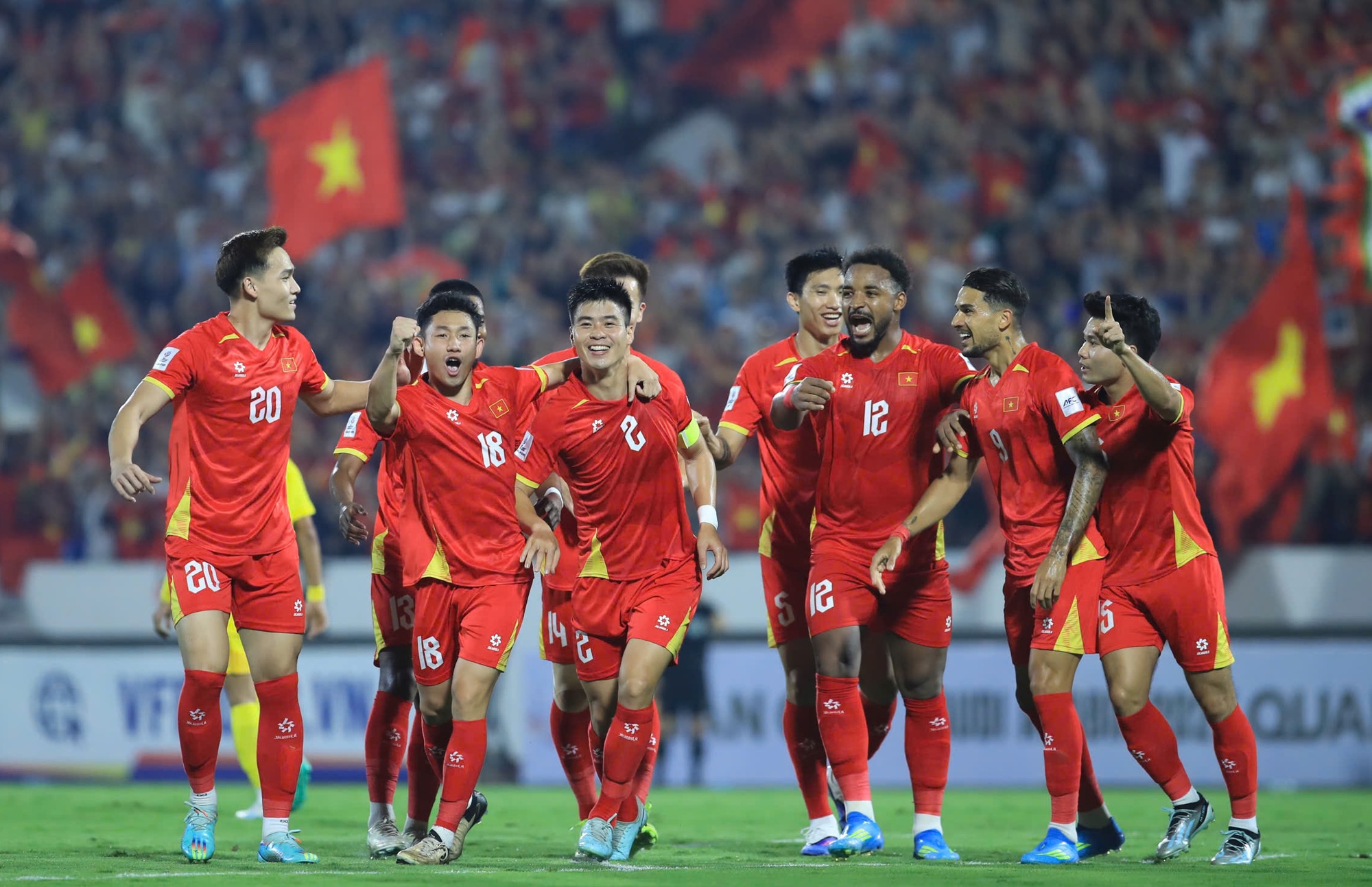 Xuân Son thị uy sức mạnh, lập cú đúp "huỷ diệt" tuyển Malaysia- Ảnh 9. Xuân Son thị uy sức mạnh, lập cú đúp "huỷ diệt" tuyển Malaysia- Ảnh 9.