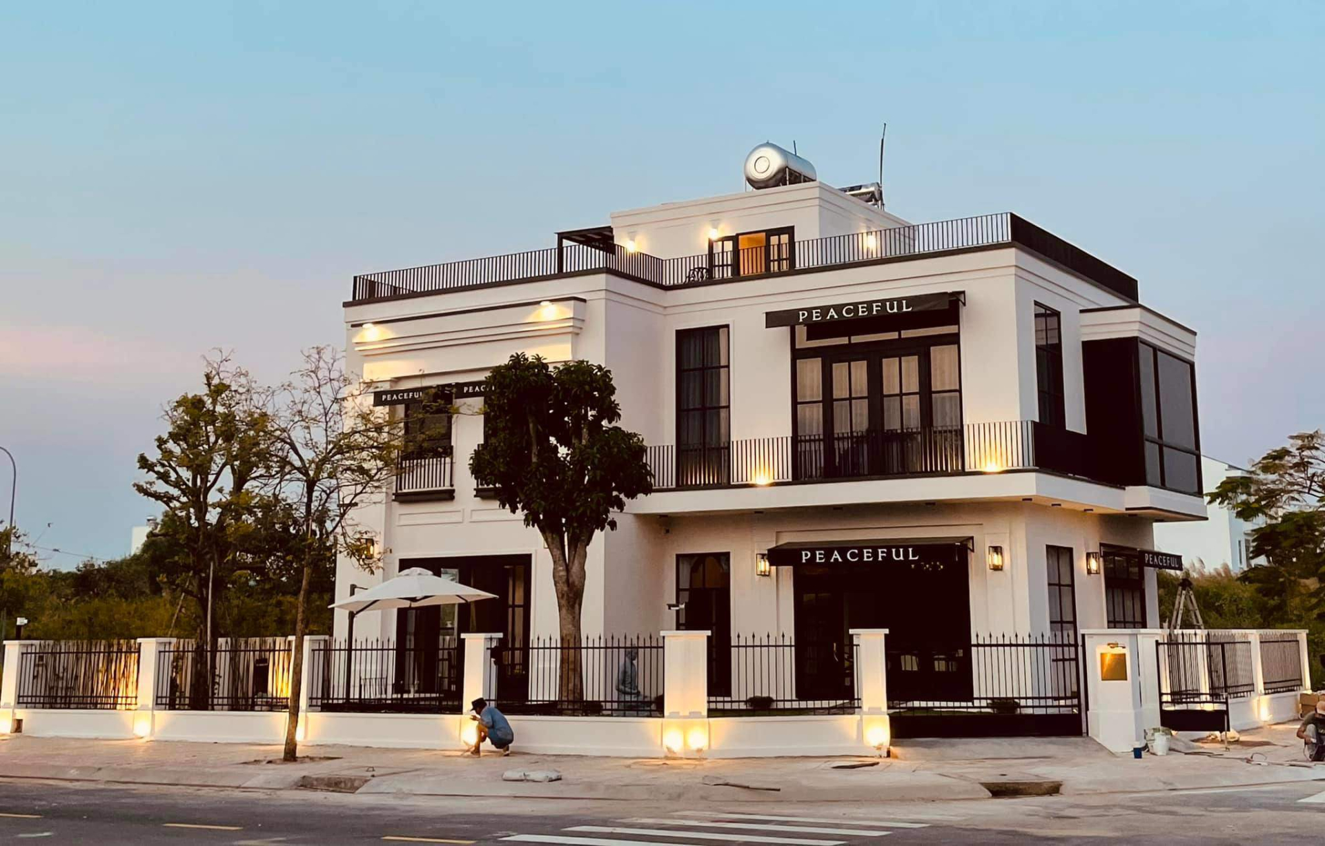 Trai ngh&egrave;o miền T&acirc;y nay l&agrave; ng&ocirc;i sao showbiz: Sở hữu biệt thự 40 tỷ xa hoa, c&ograve;n tậu cả cơ ngơi 25 tỷ tặng bố mẹ- Ảnh 1.