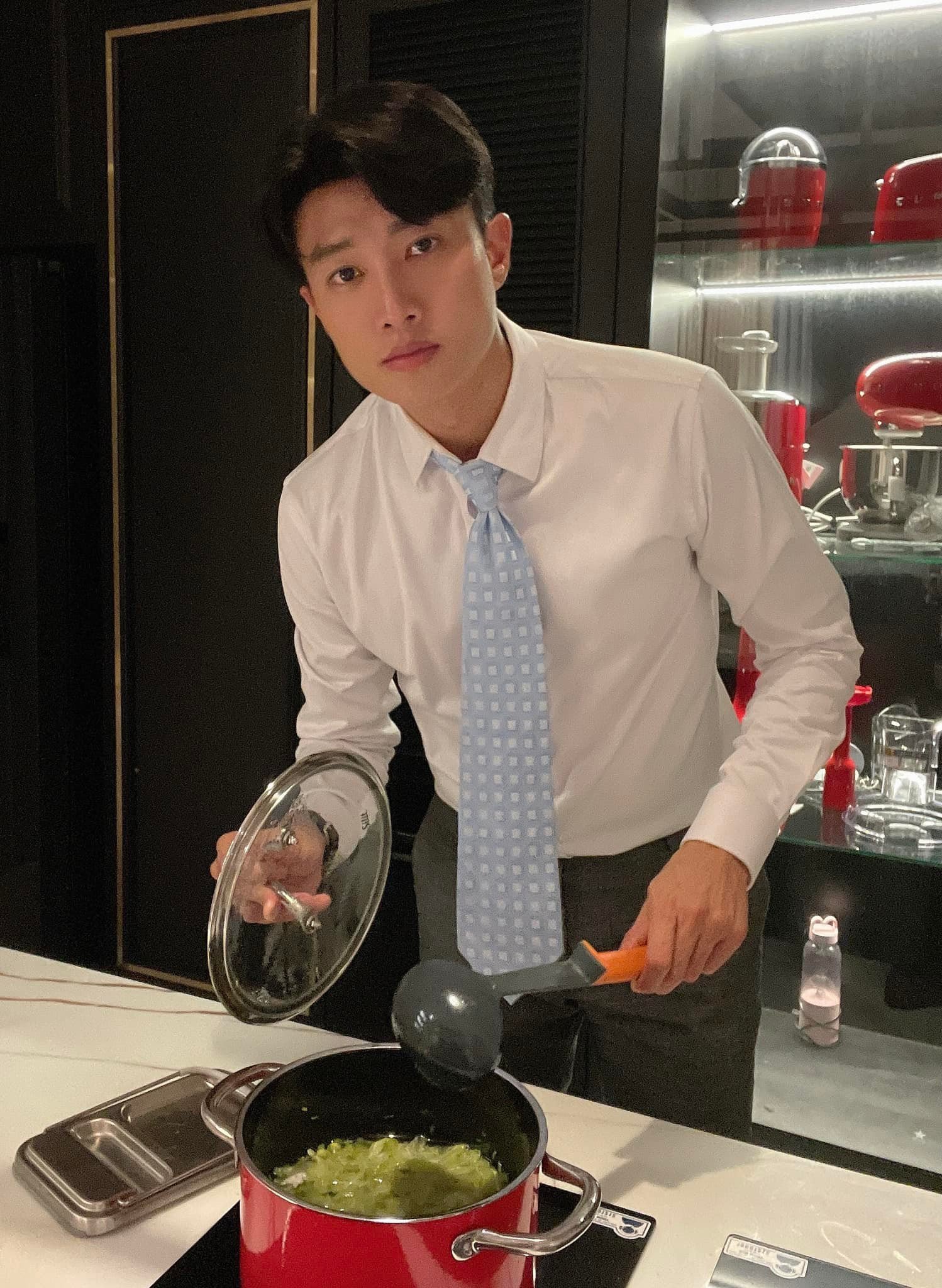 Trai ngh&egrave;o miền T&acirc;y nay l&agrave; ng&ocirc;i sao showbiz: Sở hữu biệt thự 40 tỷ xa hoa, c&ograve;n tậu cả cơ ngơi 25 tỷ tặng bố mẹ- Ảnh 14.