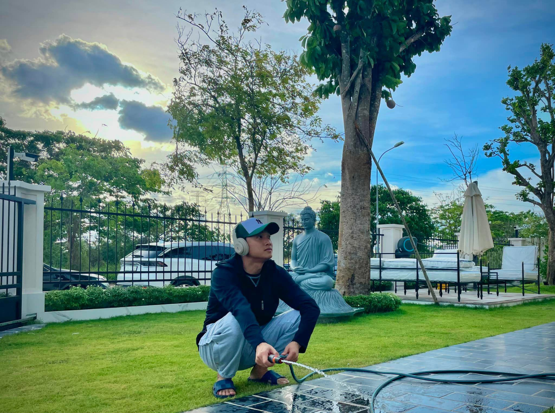 Trai ngh&egrave;o miền T&acirc;y nay l&agrave; ng&ocirc;i sao showbiz: Sở hữu biệt thự 40 tỷ xa hoa, c&ograve;n tậu cả cơ ngơi 25 tỷ tặng bố mẹ- Ảnh 16.