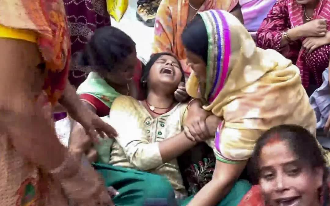 Người th&acirc;n thương tiếc c&aacute;i chết của c&aacute;c t&iacute;n đồ sau vụ giẫm đạp tại đền Sheetla Mata, thuộc huyện Nalanda, bang Bihar, ng&agrave;y 31/3/2026 (Ảnh: PTI)