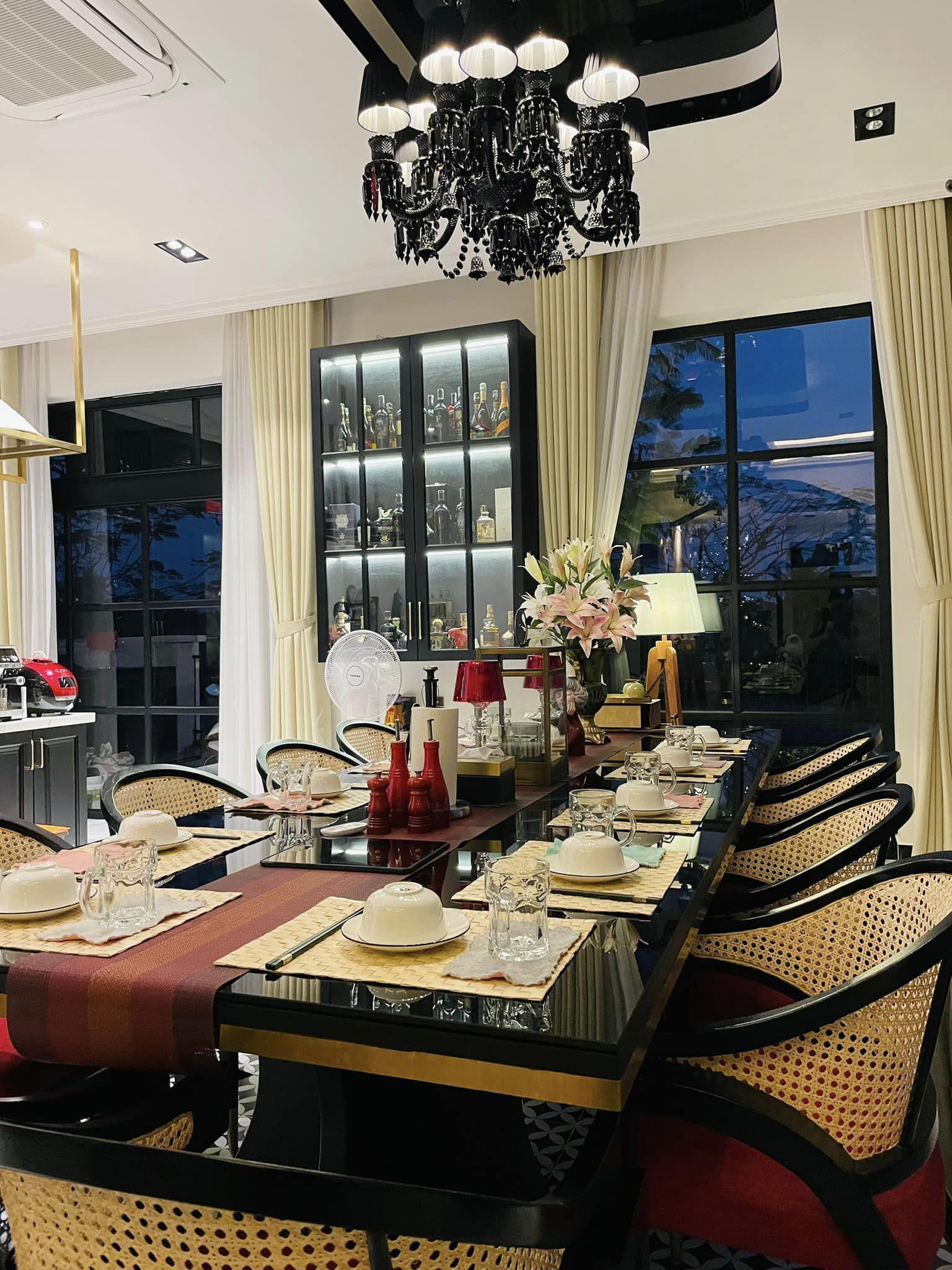 Trai ngh&egrave;o miền T&acirc;y nay l&agrave; ng&ocirc;i sao showbiz: Sở hữu biệt thự 40 tỷ xa hoa, c&ograve;n tậu cả cơ ngơi 25 tỷ tặng bố mẹ- Ảnh 9.