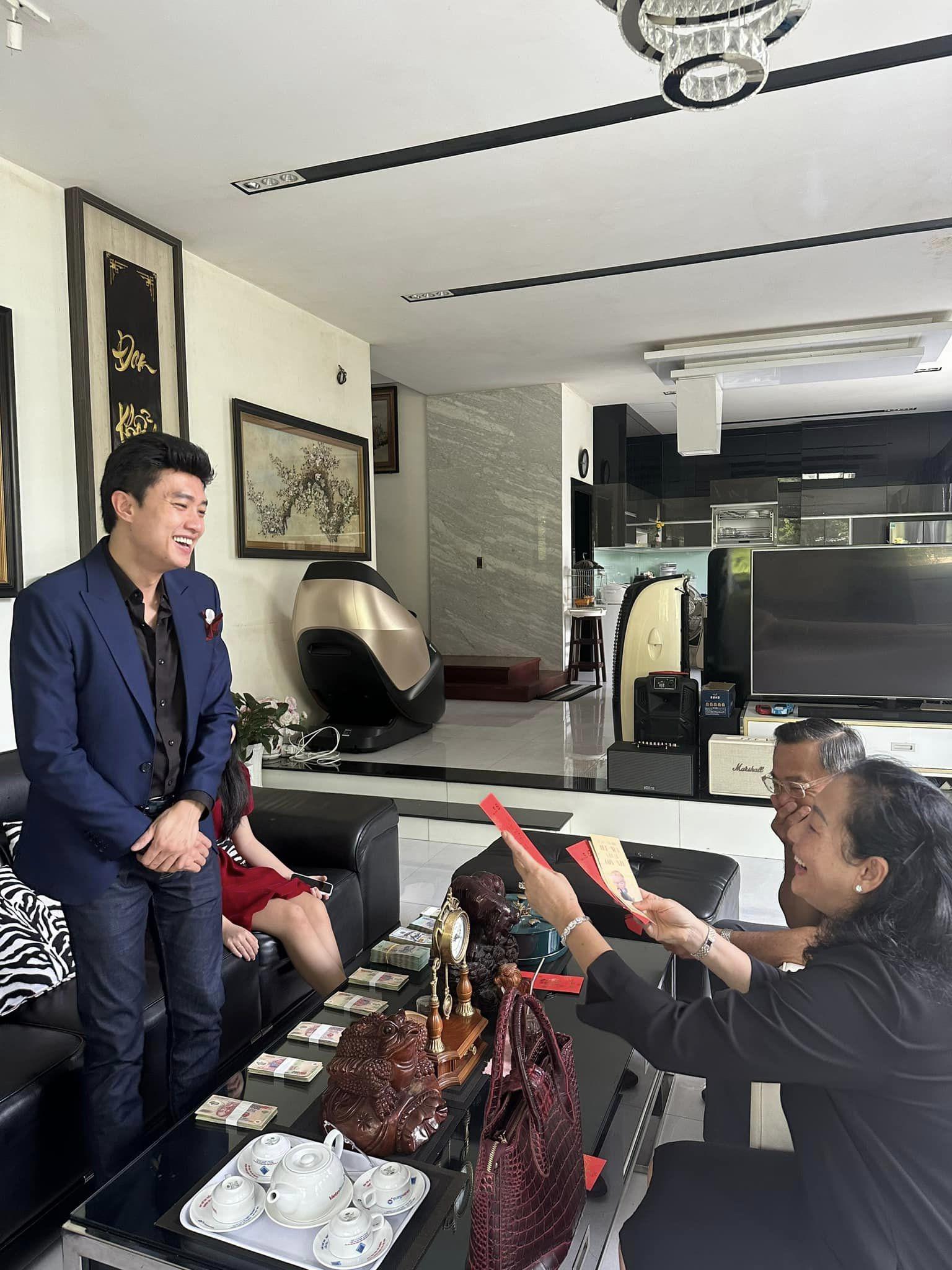 Trai ngh&egrave;o miền T&acirc;y nay l&agrave; ng&ocirc;i sao showbiz: Sở hữu biệt thự 40 tỷ xa hoa, c&ograve;n tậu cả cơ ngơi 25 tỷ tặng bố mẹ- Ảnh 7.