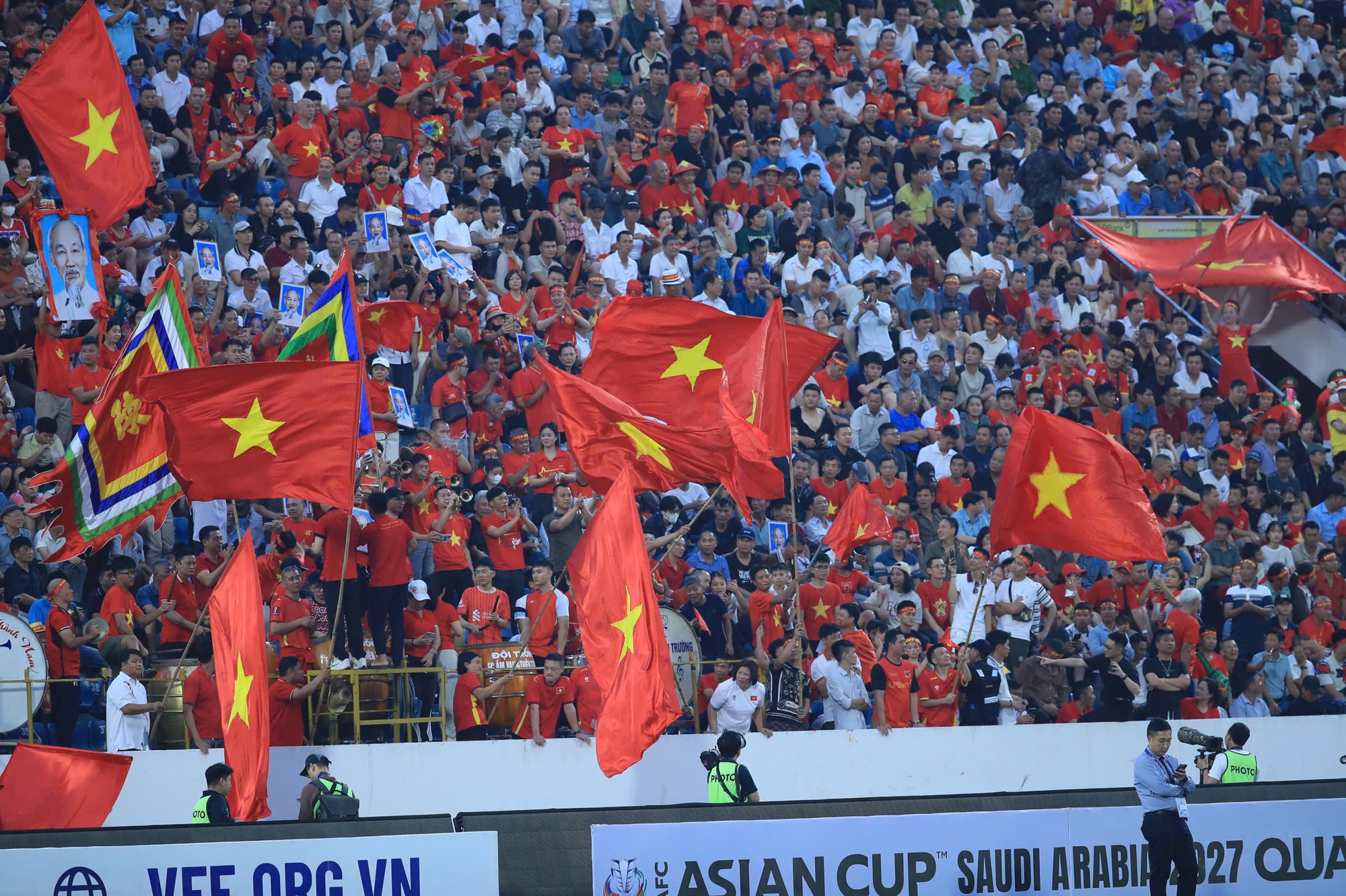 CĐV phủ đỏ s&acirc;n Thi&ecirc;n Trường cổ vũ đội tuyển Việt Nam: Kh&ocirc;ng kh&iacute; cực rộn r&agrave;ng!- Ảnh 2.
