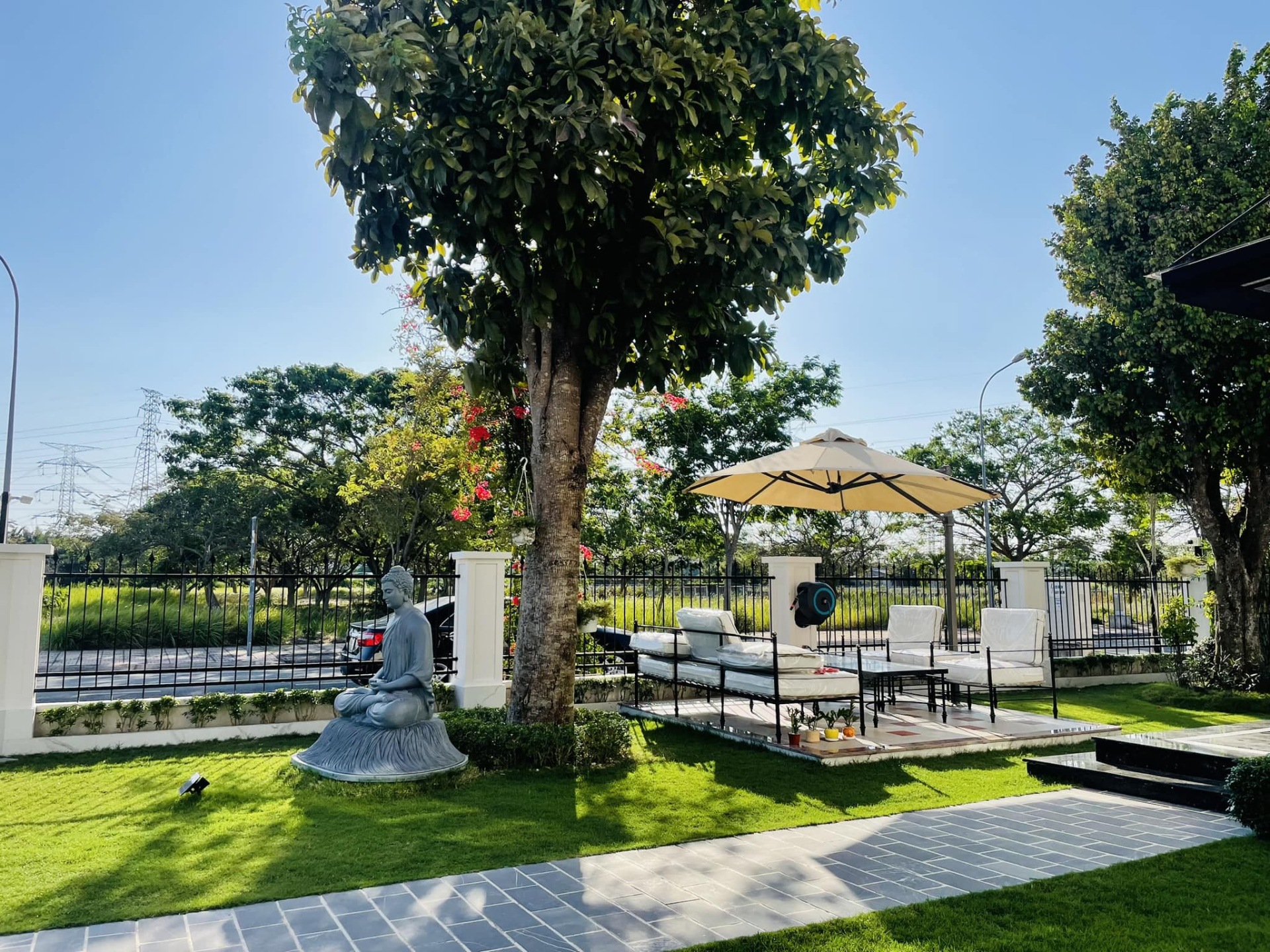 Trai ngh&egrave;o miền T&acirc;y nay l&agrave; ng&ocirc;i sao showbiz: Sở hữu biệt thự 40 tỷ xa hoa, c&ograve;n tậu cả cơ ngơi 25 tỷ tặng bố mẹ- Ảnh 5.