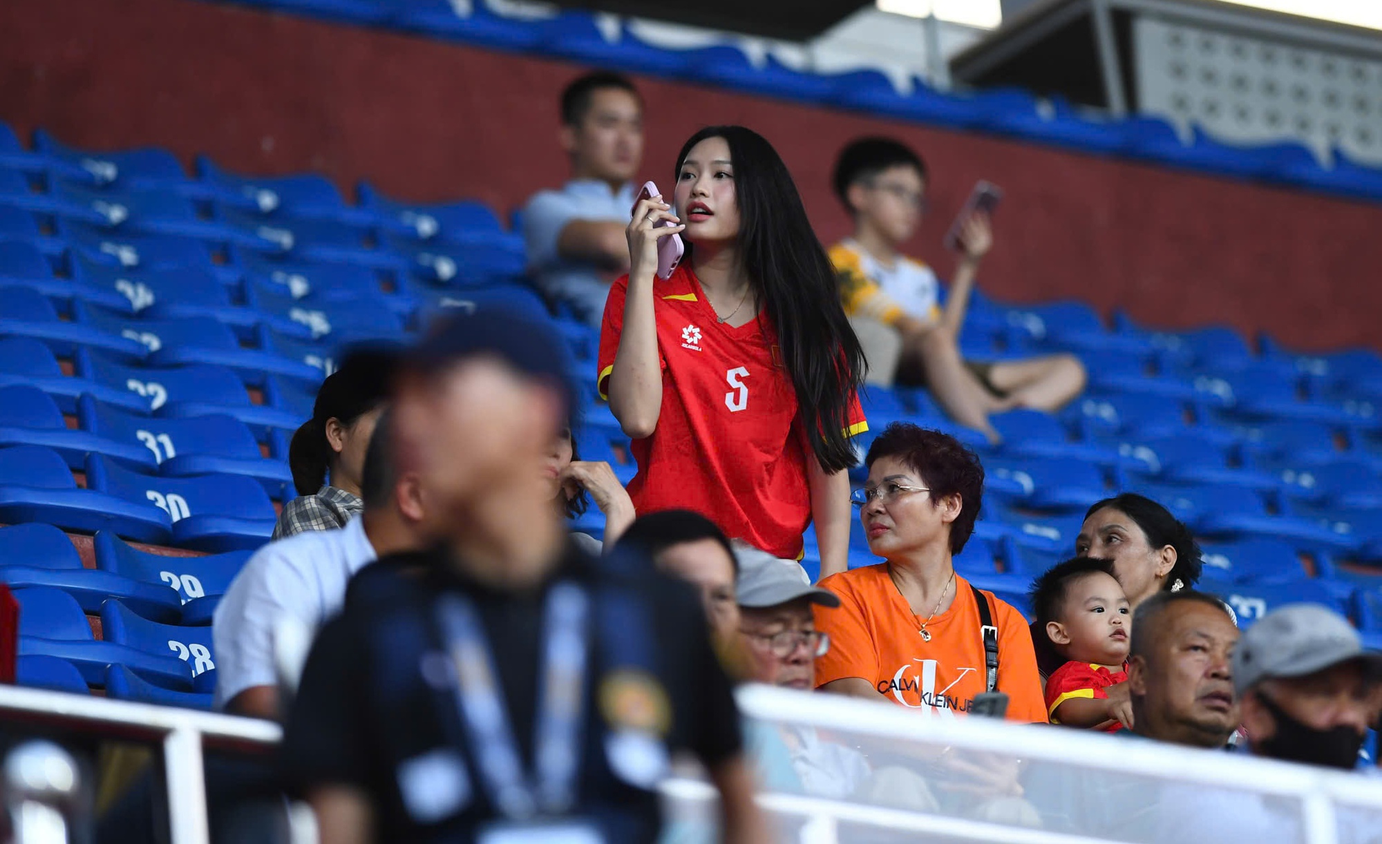 Doãn Hải My đọ sắc với vợ Hoàng Hên trên khán đài cổ vũ tuyển Việt Nam: Viusal xinh bất chấp cam thường!- Ảnh 1. Doãn Hải My đọ sắc với vợ Hoàng Hên trên khán đài cổ vũ tuyển Việt Nam: Viusal xinh bất chấp cam thường!- Ảnh 1.