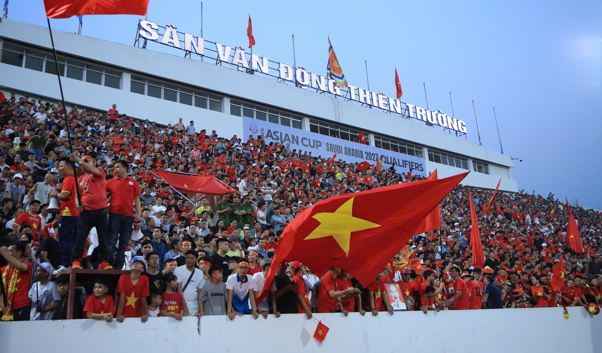 CĐV phủ đỏ s&acirc;n Thi&ecirc;n Trường cổ vũ đội tuyển Việt Nam: Kh&ocirc;ng kh&iacute; cực rộn r&agrave;ng!- Ảnh 1.