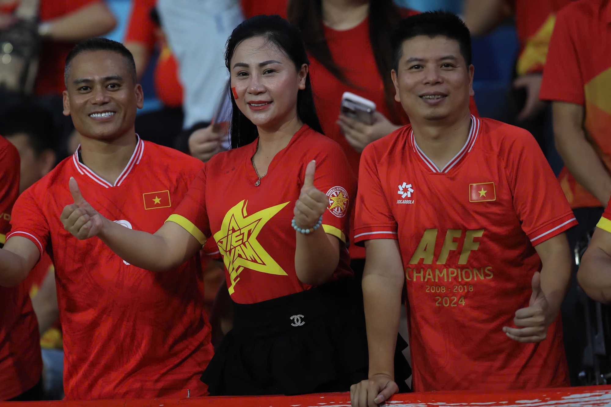 CĐV phủ đỏ s&acirc;n Thi&ecirc;n Trường cổ vũ đội tuyển Việt Nam: Kh&ocirc;ng kh&iacute; cực rộn r&agrave;ng!- Ảnh 5.