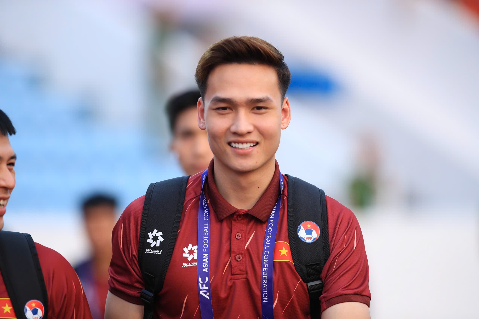 Doãn Hải My đọ sắc với vợ Hoàng Hên trên khán đài cổ vũ tuyển Việt Nam: Viusal xinh bất chấp cam thường!- Ảnh 6. Doãn Hải My đọ sắc với vợ Hoàng Hên trên khán đài cổ vũ tuyển Việt Nam: Viusal xinh bất chấp cam thường!- Ảnh 6.