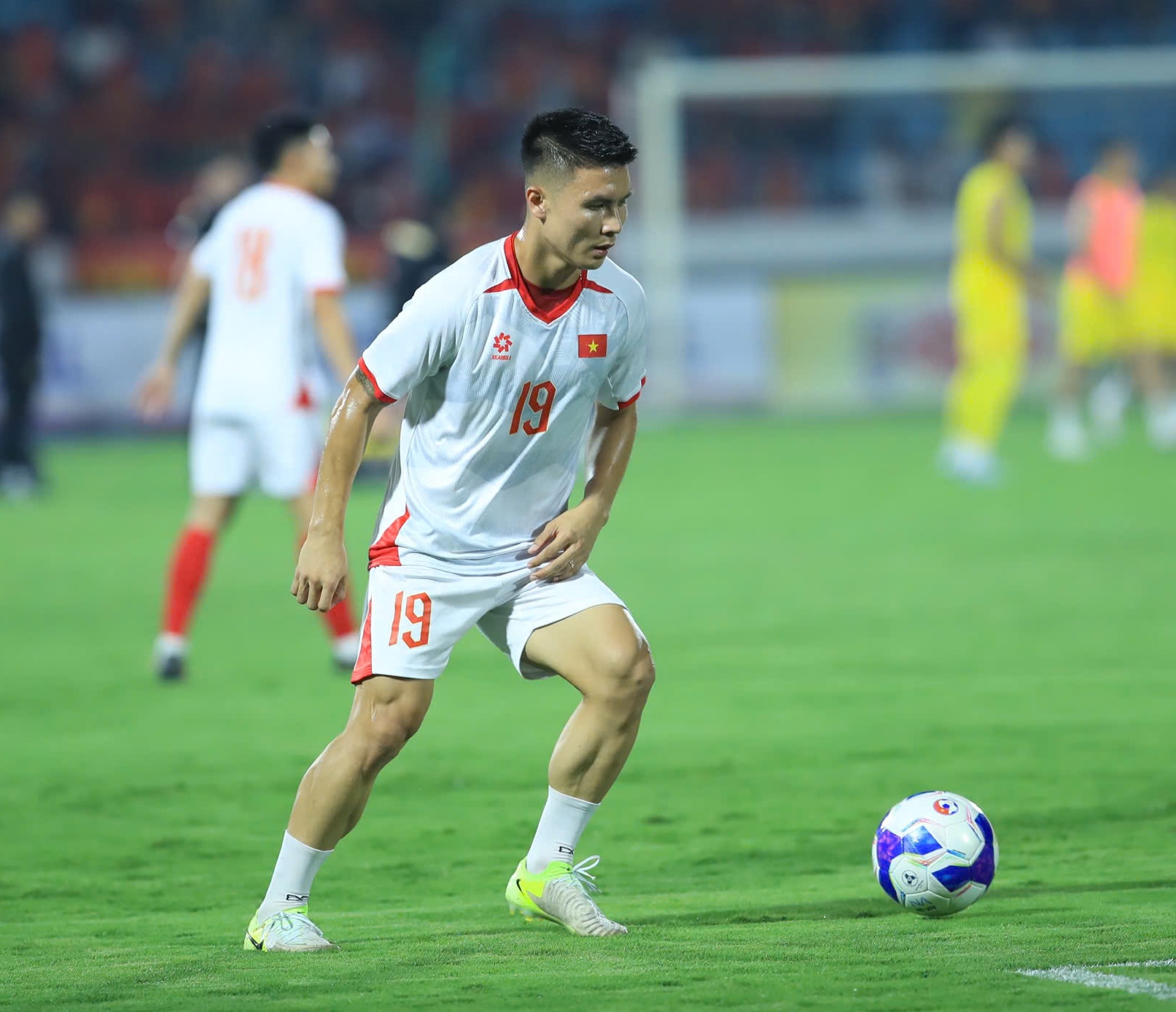 CĐV phủ đỏ s&acirc;n Thi&ecirc;n Trường cổ vũ đội tuyển Việt Nam: Kh&ocirc;ng kh&iacute; cực rộn r&agrave;ng!- Ảnh 11.