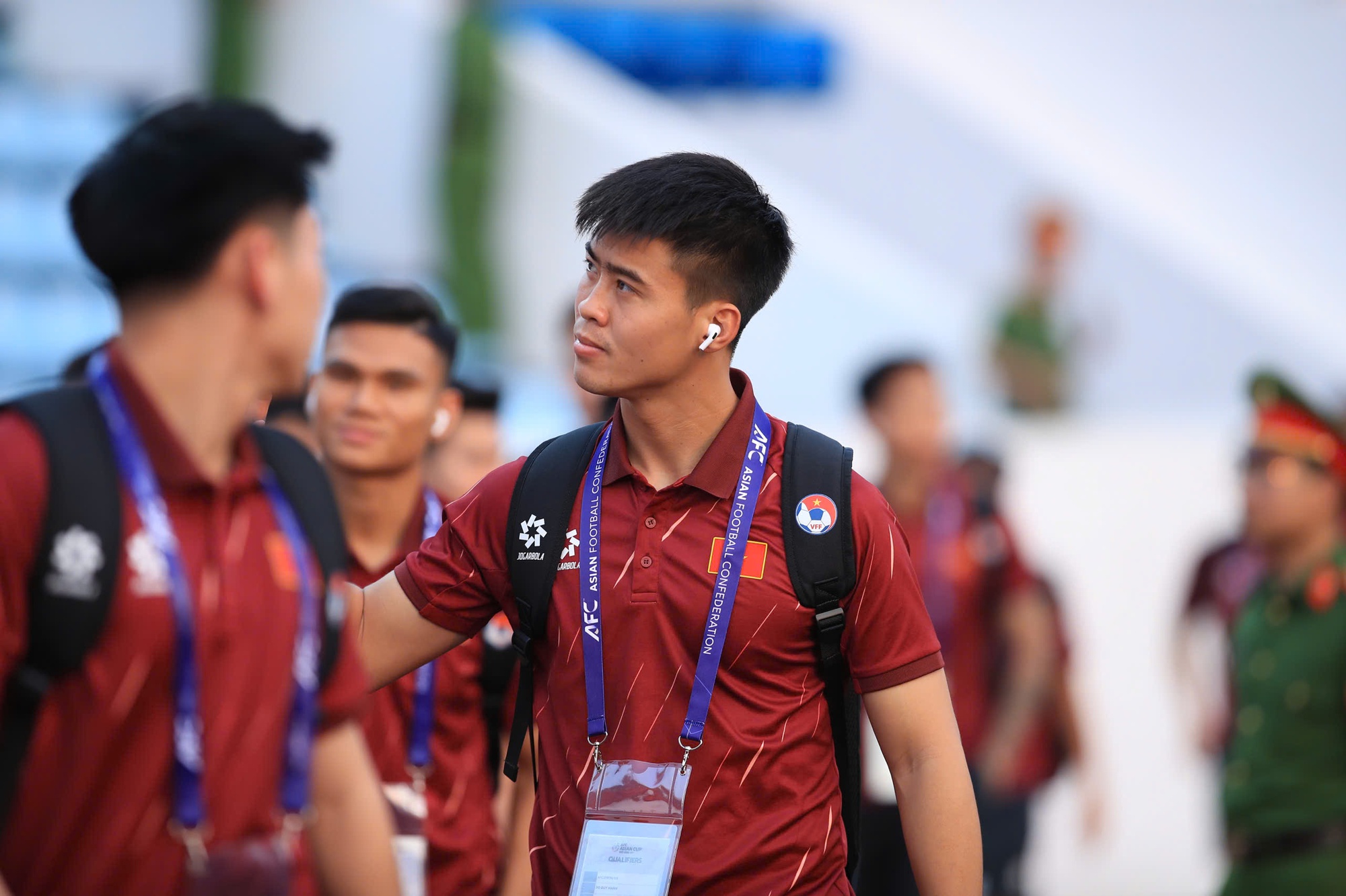 Doãn Hải My đọ sắc với vợ Hoàng Hên trên khán đài cổ vũ tuyển Việt Nam: Viusal xinh bất chấp cam thường!- Ảnh 8. Doãn Hải My đọ sắc với vợ Hoàng Hên trên khán đài cổ vũ tuyển Việt Nam: Viusal xinh bất chấp cam thường!- Ảnh 8.