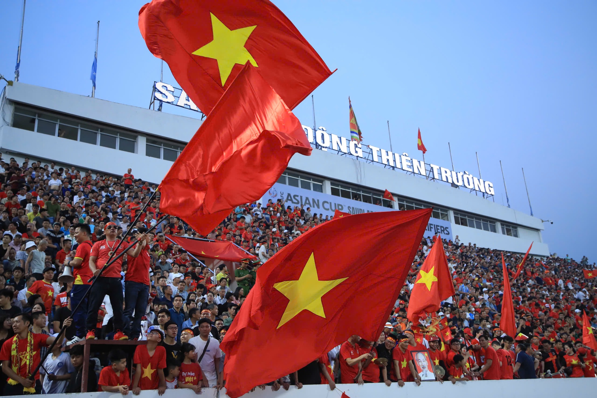 CĐV phủ đỏ s&acirc;n Thi&ecirc;n Trường cổ vũ đội tuyển Việt Nam: Kh&ocirc;ng kh&iacute; cực rộn r&agrave;ng!- Ảnh 4.