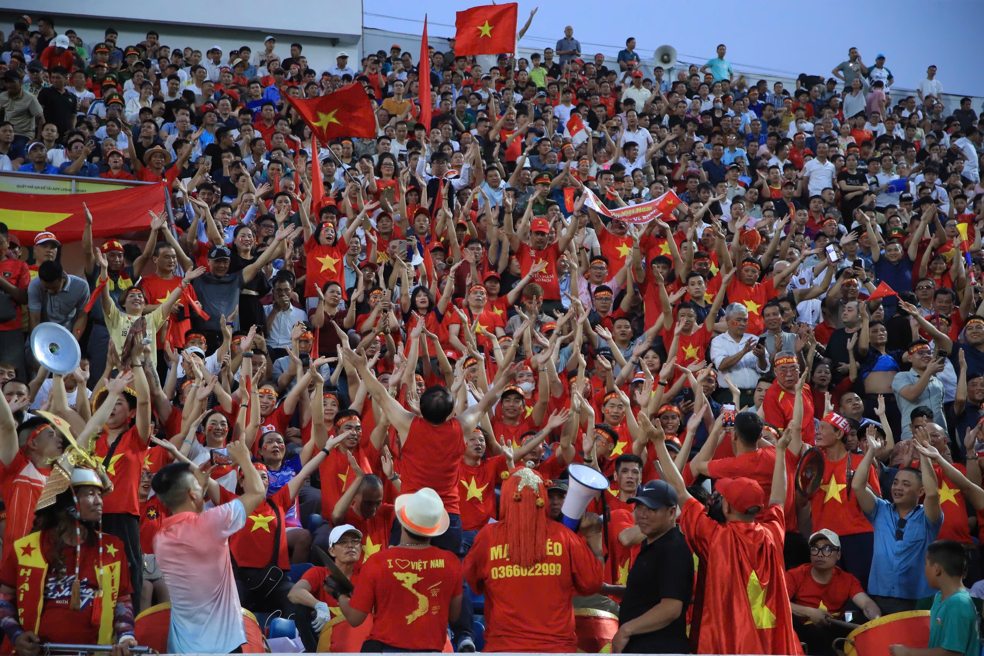 CĐV phủ đỏ s&acirc;n Thi&ecirc;n Trường cổ vũ đội tuyển Việt Nam: Kh&ocirc;ng kh&iacute; cực rộn r&agrave;ng!- Ảnh 3.