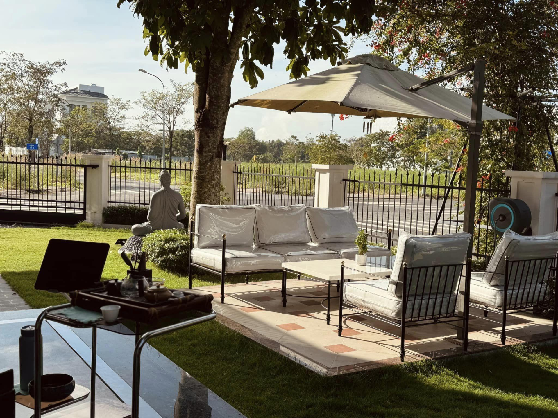 Trai ngh&egrave;o miền T&acirc;y nay l&agrave; ng&ocirc;i sao showbiz: Sở hữu biệt thự 40 tỷ xa hoa, c&ograve;n tậu cả cơ ngơi 25 tỷ tặng bố mẹ- Ảnh 4.