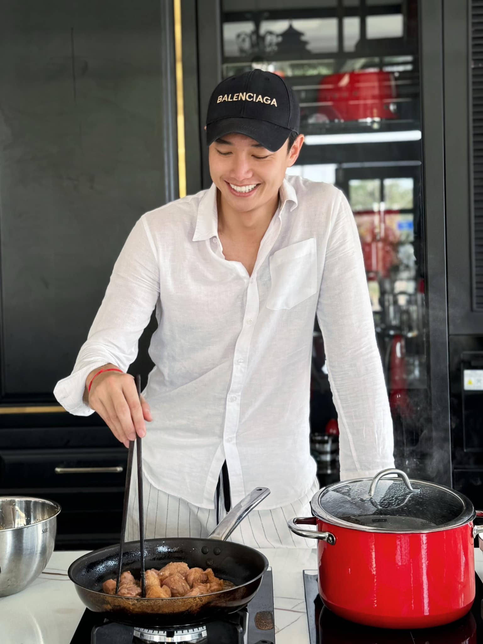 Trai ngh&egrave;o miền T&acirc;y nay l&agrave; ng&ocirc;i sao showbiz: Sở hữu biệt thự 40 tỷ xa hoa, c&ograve;n tậu cả cơ ngơi 25 tỷ tặng bố mẹ- Ảnh 13.