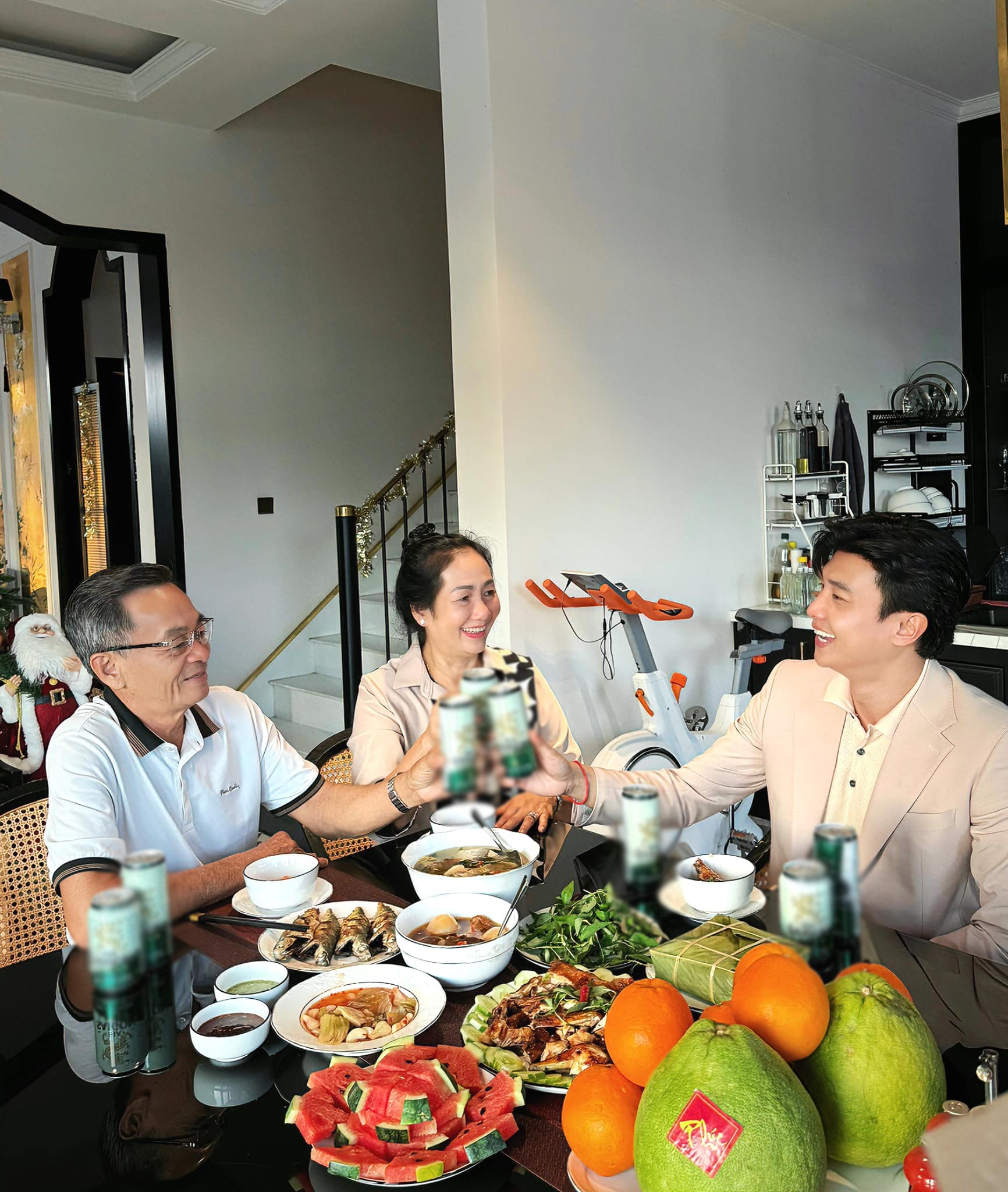 Trai ngh&egrave;o miền T&acirc;y nay l&agrave; ng&ocirc;i sao showbiz: Sở hữu biệt thự 40 tỷ xa hoa, c&ograve;n tậu cả cơ ngơi 25 tỷ tặng bố mẹ- Ảnh 15.