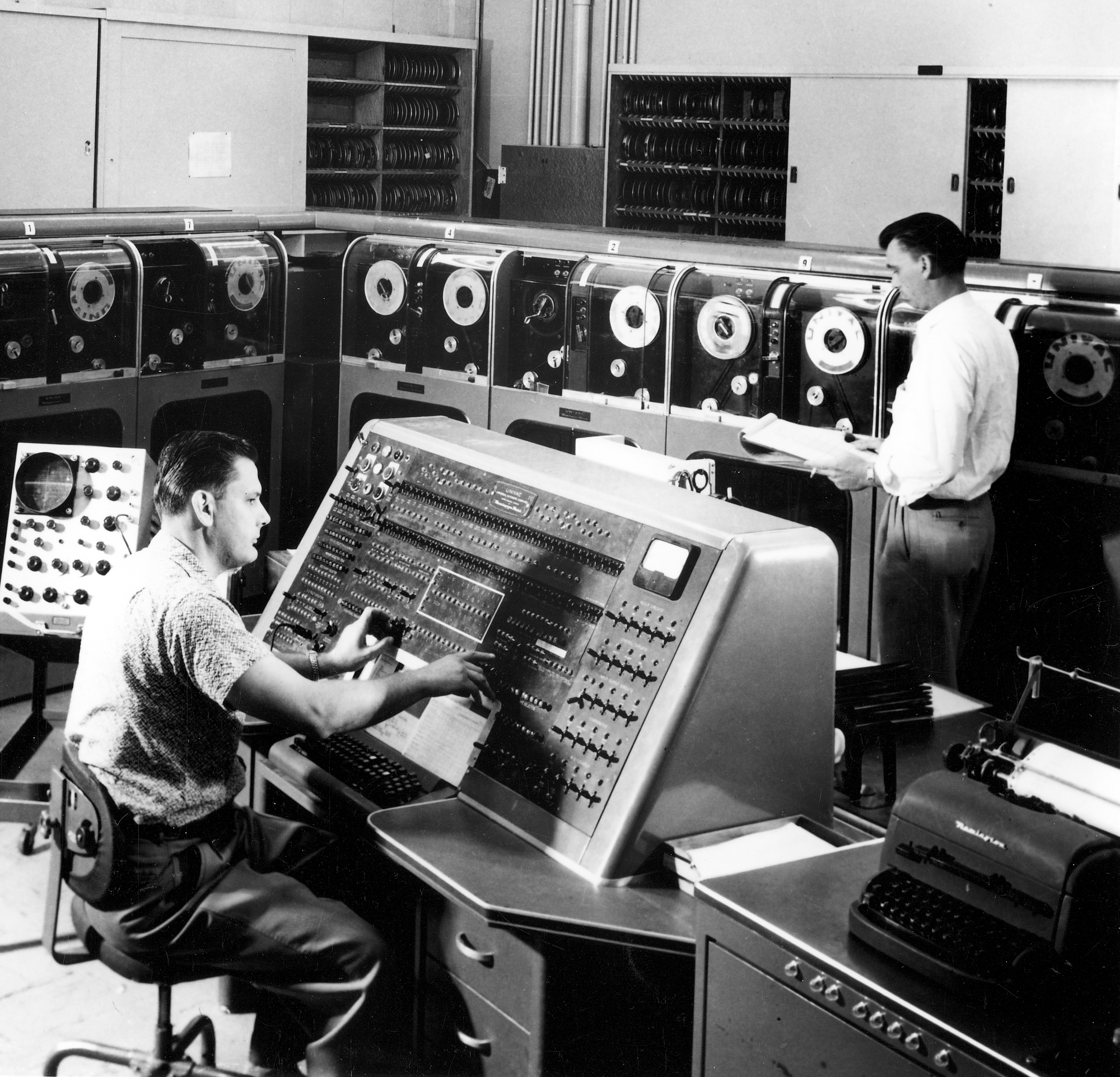 Ng&agrave;y n&agrave;y năm xưa: Chiếc m&aacute;y t&iacute;nh nặng bằng 2 chiếc &ocirc; t&ocirc;, ngốn điện bằng cả khu phố, gi&aacute; gần 400 tỷ đồng - nhưng "đo&aacute;n" đ&uacute;ng Tổng thống Mỹ khi tất cả mọi người đo&aacute;n sai- Ảnh 2.