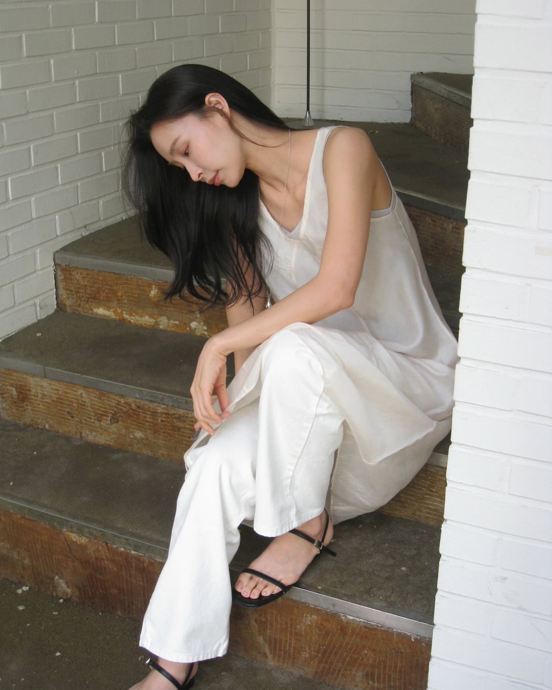 4 kiểu gi&agrave;y m&ugrave;a h&egrave; ph&ugrave; hợp nhất để mix với quần ống rộng, gi&uacute;p cả set đồ nh&igrave;n đẹp hơn hẳn- Ảnh 6.