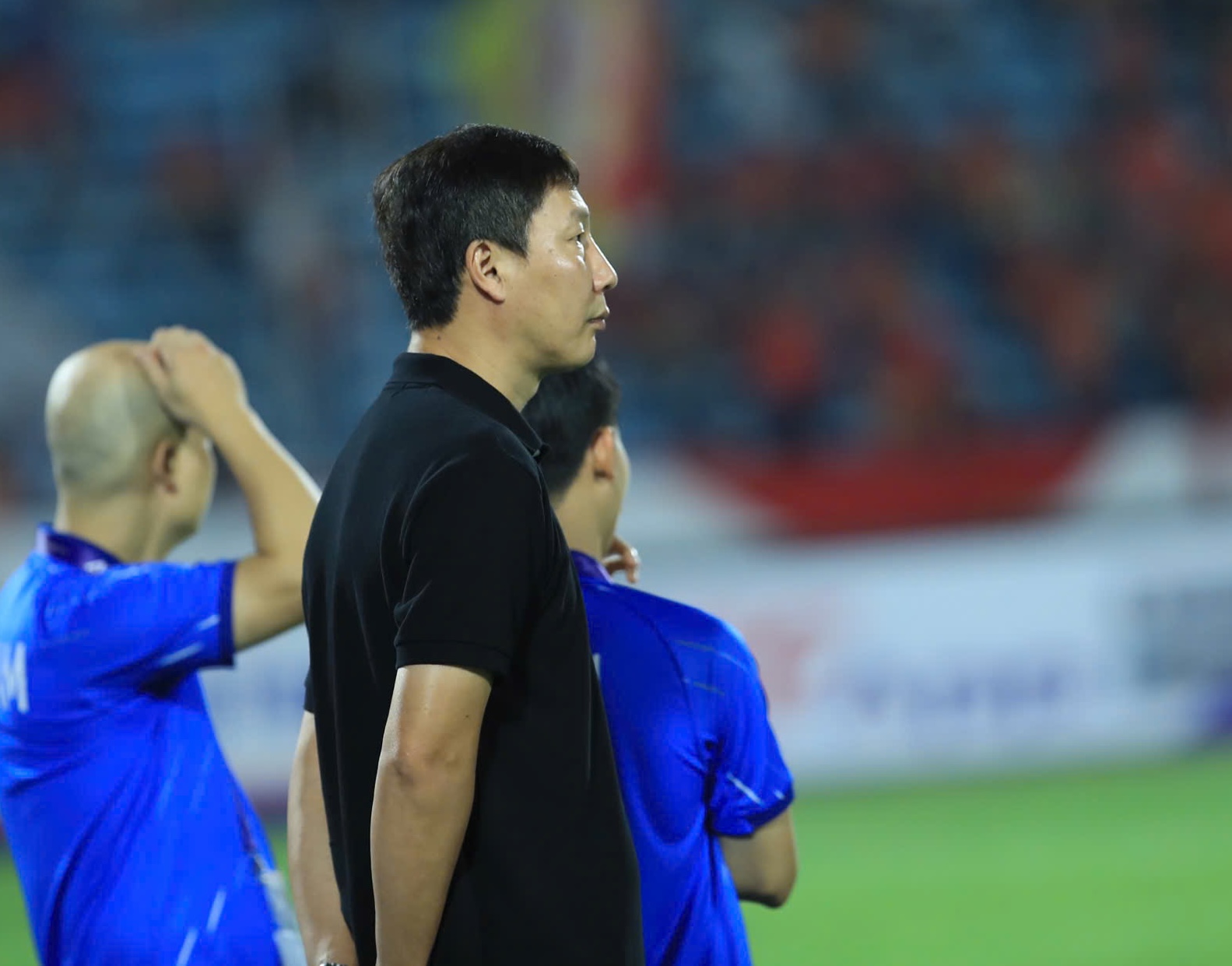 CĐV phủ đỏ s&acirc;n Thi&ecirc;n Trường cổ vũ đội tuyển Việt Nam: Kh&ocirc;ng kh&iacute; cực rộn r&agrave;ng!- Ảnh 9.