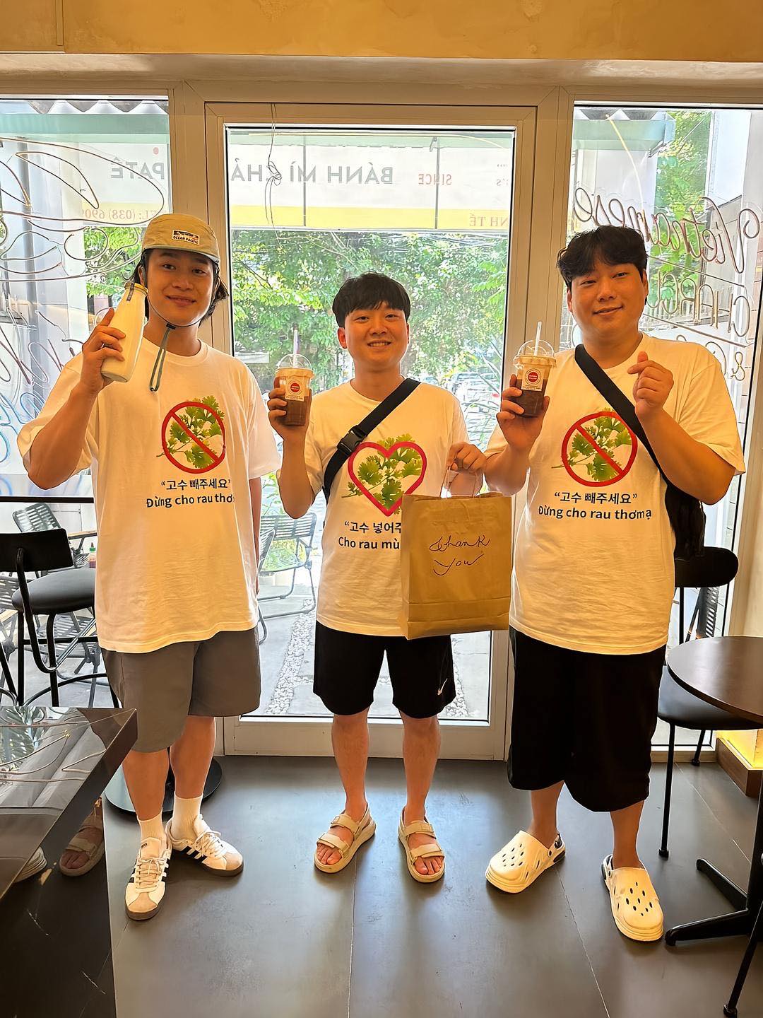 Kh&ocirc;ng n&oacute;i tiếng Việt hay Google dịch, kh&aacute;ch H&agrave;n l&agrave;m 1 h&agrave;nh động lạ khiến nh&acirc;n vi&ecirc;n lập tức hiểu &yacute;: 90.000 người xem xong phải &ldquo;h&aacute; hốc&rdquo;- Ảnh 3.