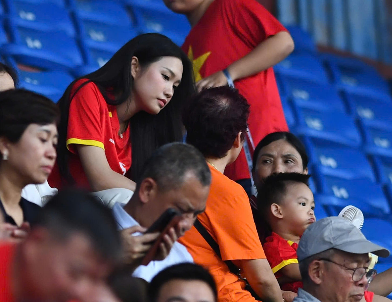 Doãn Hải My đọ sắc với vợ Hoàng Hên trên khán đài cổ vũ tuyển Việt Nam: Viusal xinh bất chấp cam thường!- Ảnh 4. Doãn Hải My đọ sắc với vợ Hoàng Hên trên khán đài cổ vũ tuyển Việt Nam: Viusal xinh bất chấp cam thường!- Ảnh 4.