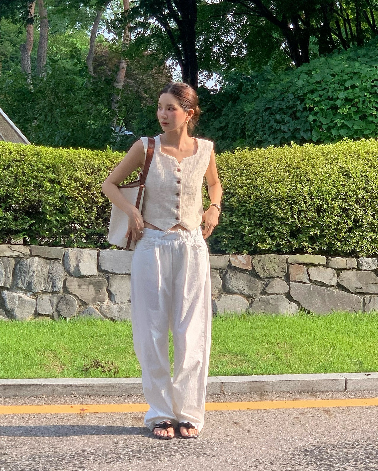 4 kiểu gi&agrave;y m&ugrave;a h&egrave; ph&ugrave; hợp nhất để mix với quần ống rộng, gi&uacute;p cả set đồ nh&igrave;n đẹp hơn hẳn- Ảnh 8.