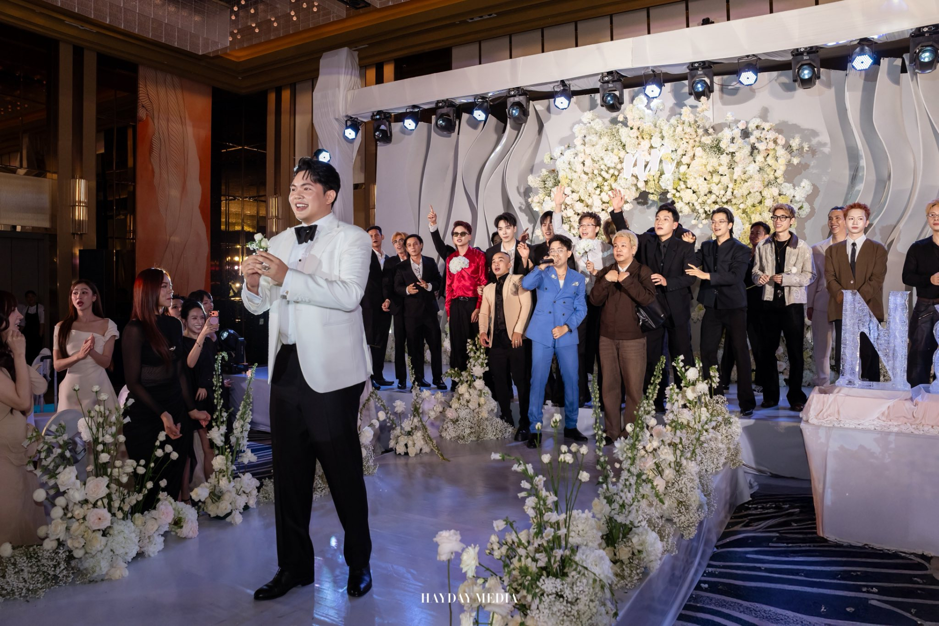 Th&aacute;i độ lạ của Hải Nam - Jun Vũ b&ecirc;n trong đ&aacute;m cưới quy tụ cả d&agrave;n sao Vbiz- Ảnh 25.