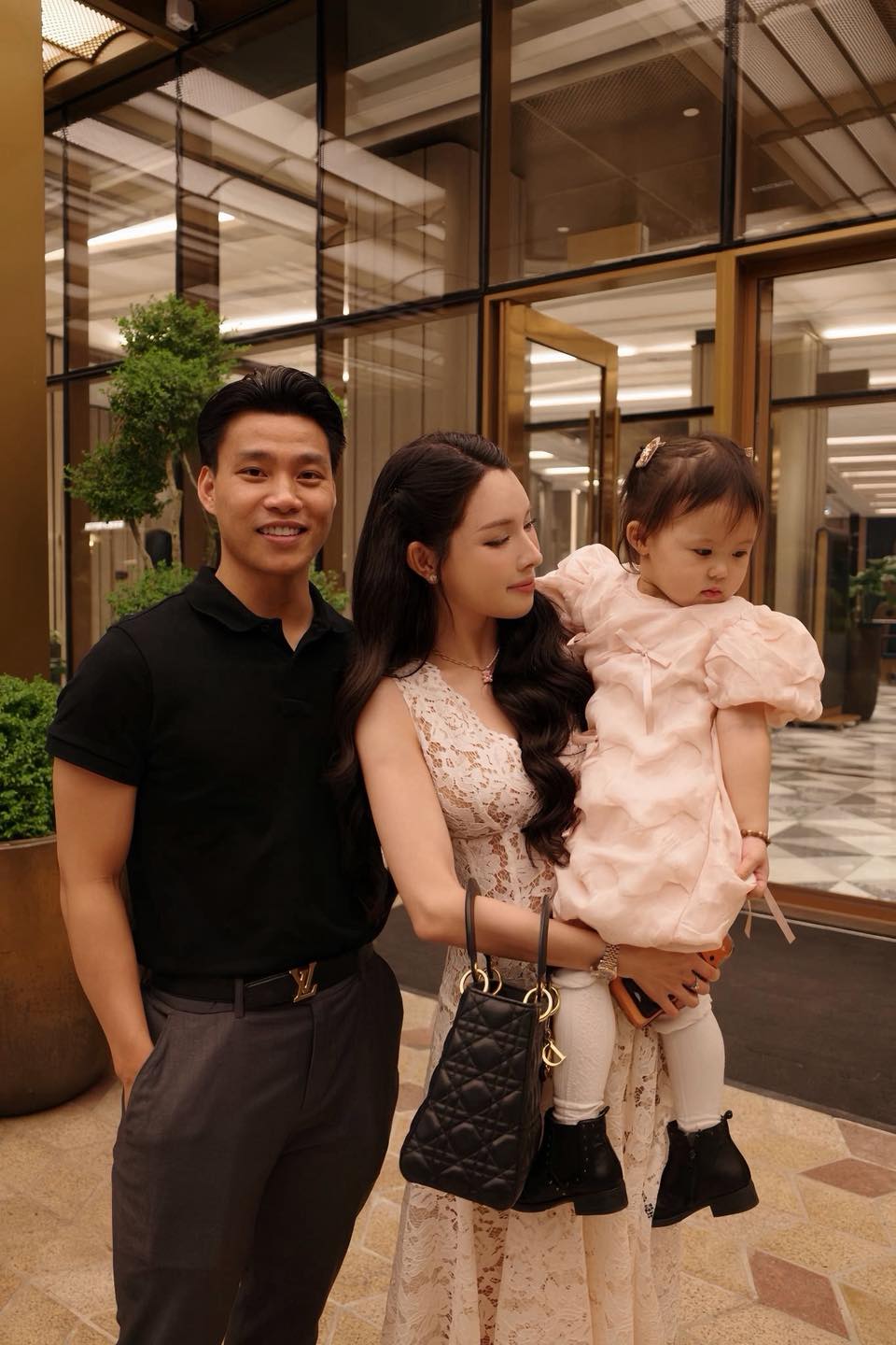 Văn Thanh chi bạo cho bạn g&aacute;i "tr&acirc;m anh thế phiệt" l&agrave;m đẹp, mua đồ đ&ocirc;i, c&ograve;n tự gi&aacute;c "đứng bếp" rửa b&aacute;t cực ngoan!- Ảnh 1.