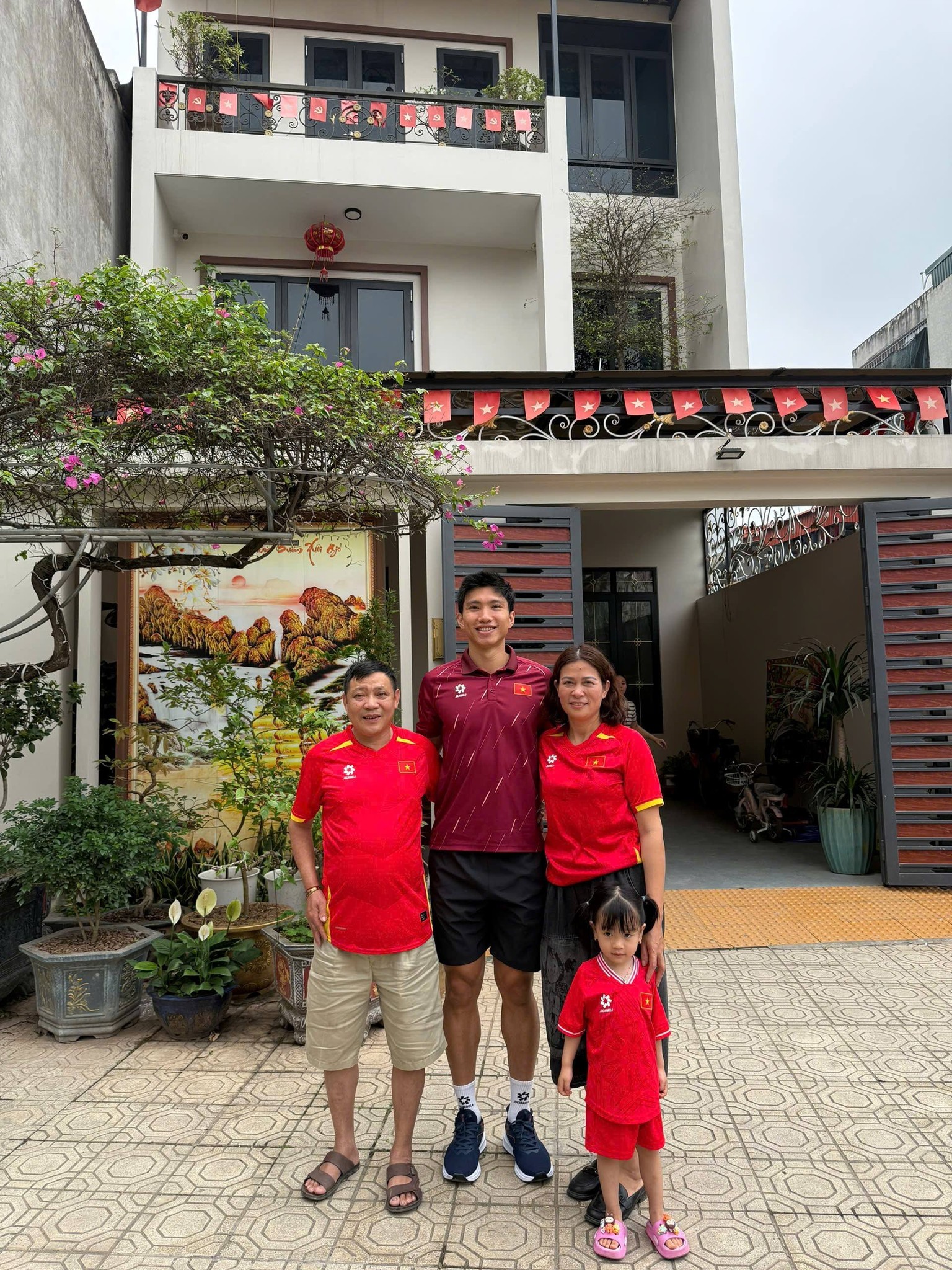 Dàn ngôi sao ĐT Việt Nam đến thăm căn biệt thự Tuấn Hải xây cho bố mẹ, bên trong thế nào mà Duy Mạnh còn phải xuýt xoa- Ảnh 4. Dàn ngôi sao ĐT Việt Nam đến thăm căn biệt thự Tuấn Hải xây cho bố mẹ, bên trong thế nào mà Duy Mạnh còn phải xuýt xoa- Ảnh 4.