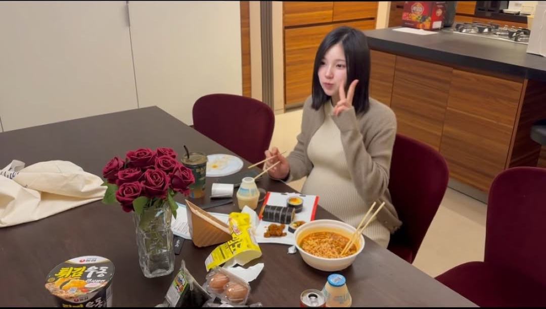 Nữ ca sĩ sinh năm 1999 giải nghệ, b&iacute; mật sinh con cho đại gia hơn 15 tuổi- Ảnh 2.