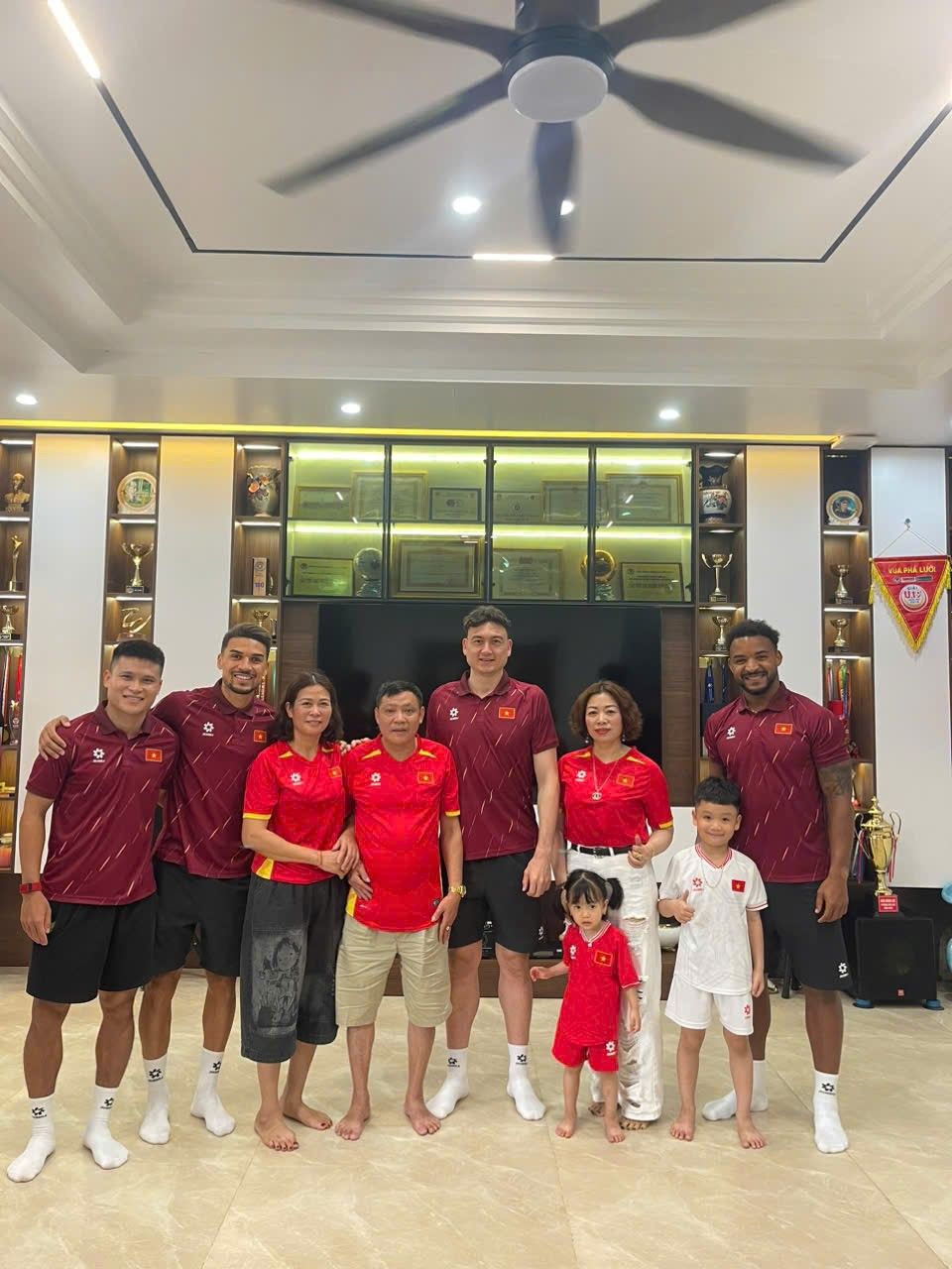 Dàn ngôi sao ĐT Việt Nam đến thăm căn biệt thự Tuấn Hải xây cho bố mẹ, bên trong thế nào mà Duy Mạnh còn phải xuýt xoa- Ảnh 3. Dàn ngôi sao ĐT Việt Nam đến thăm căn biệt thự Tuấn Hải xây cho bố mẹ, bên trong thế nào mà Duy Mạnh còn phải xuýt xoa- Ảnh 3.