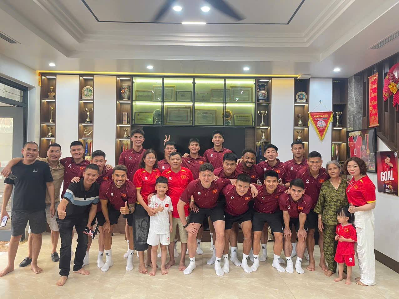 Dàn ngôi sao ĐT Việt Nam đến thăm căn biệt thự Tuấn Hải xây cho bố mẹ, bên trong thế nào mà Duy Mạnh còn phải xuýt xoa- Ảnh 2. Dàn ngôi sao ĐT Việt Nam đến thăm căn biệt thự Tuấn Hải xây cho bố mẹ, bên trong thế nào mà Duy Mạnh còn phải xuýt xoa- Ảnh 2.