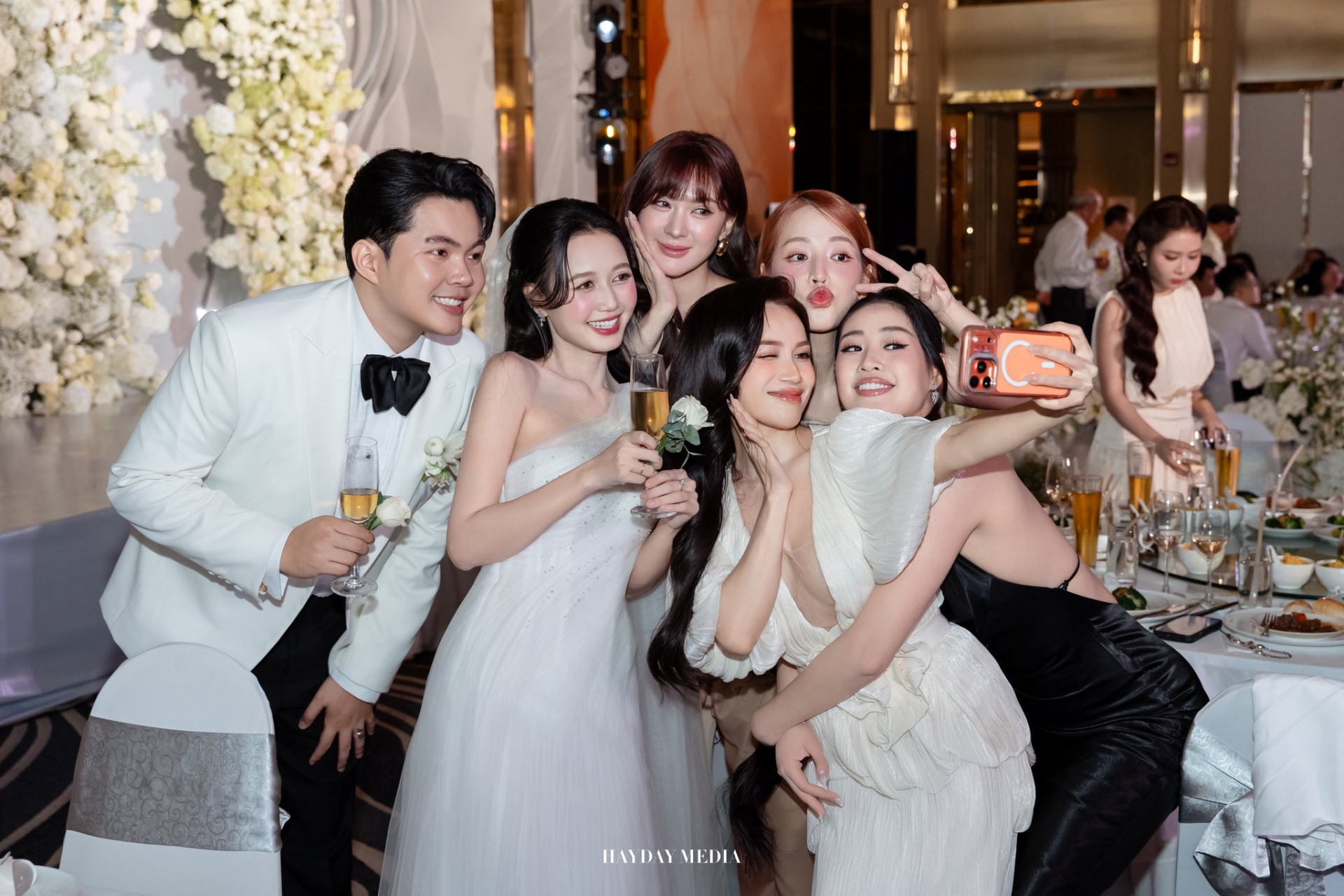 Th&aacute;i độ lạ của Hải Nam - Jun Vũ b&ecirc;n trong đ&aacute;m cưới quy tụ cả d&agrave;n sao Vbiz- Ảnh 22.