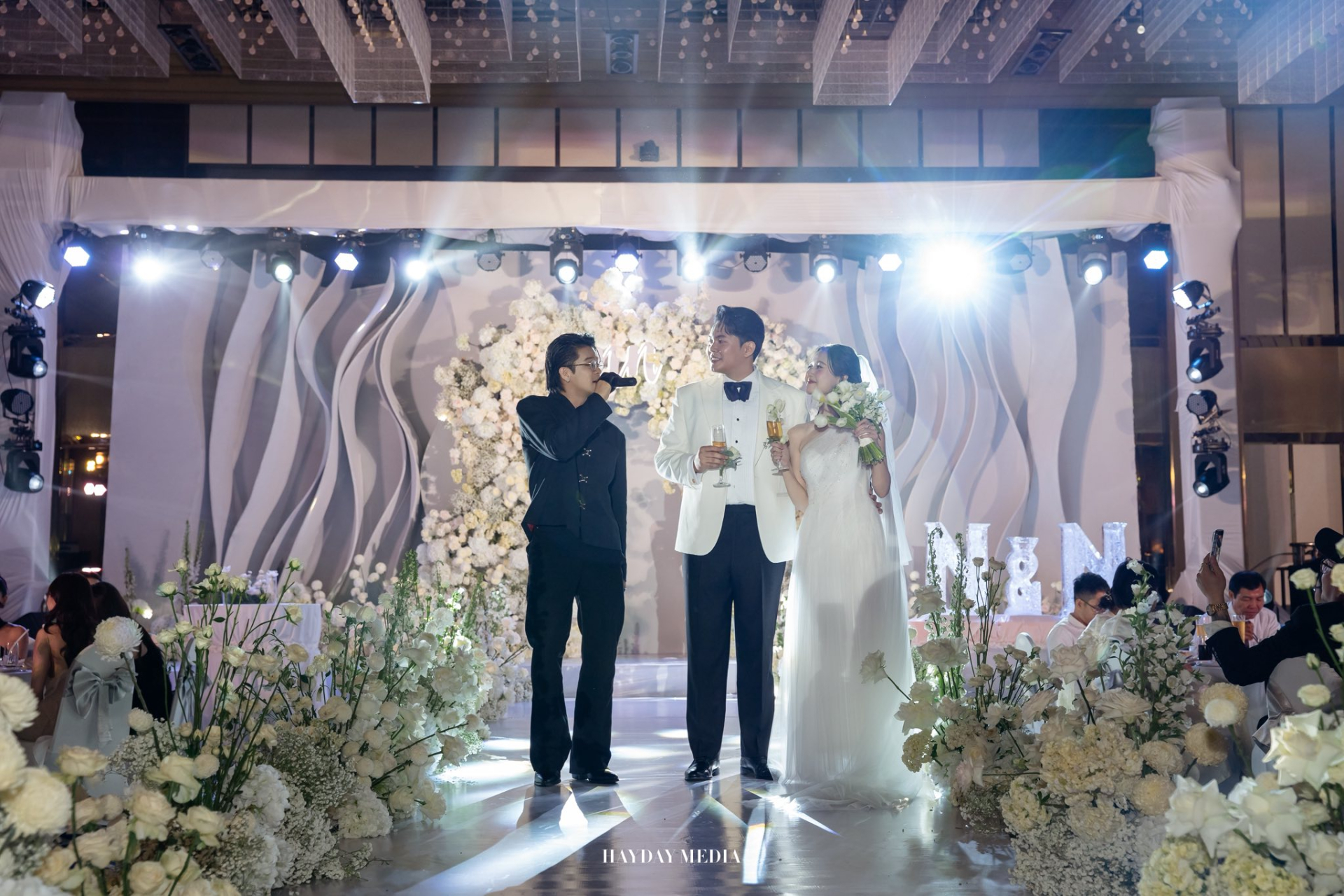 Th&aacute;i độ lạ của Hải Nam - Jun Vũ b&ecirc;n trong đ&aacute;m cưới quy tụ cả d&agrave;n sao Vbiz- Ảnh 23.