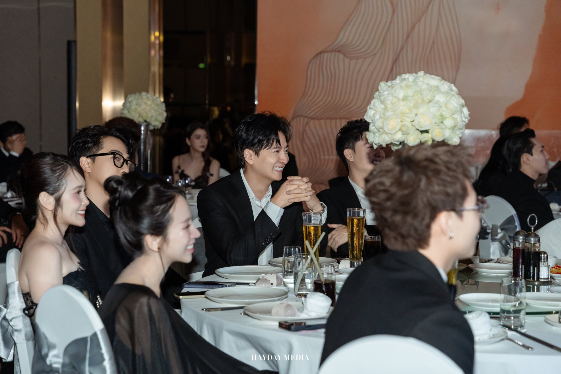 Th&aacute;i độ lạ của Hải Nam - Jun Vũ b&ecirc;n trong đ&aacute;m cưới quy tụ cả d&agrave;n sao Vbiz- Ảnh 20.