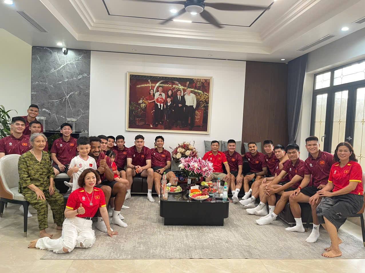 Dàn ngôi sao ĐT Việt Nam đến thăm căn biệt thự Tuấn Hải xây cho bố mẹ, bên trong thế nào mà Duy Mạnh còn phải xuýt xoa- Ảnh 1. Dàn ngôi sao ĐT Việt Nam đến thăm căn biệt thự Tuấn Hải xây cho bố mẹ, bên trong thế nào mà Duy Mạnh còn phải xuýt xoa- Ảnh 1.