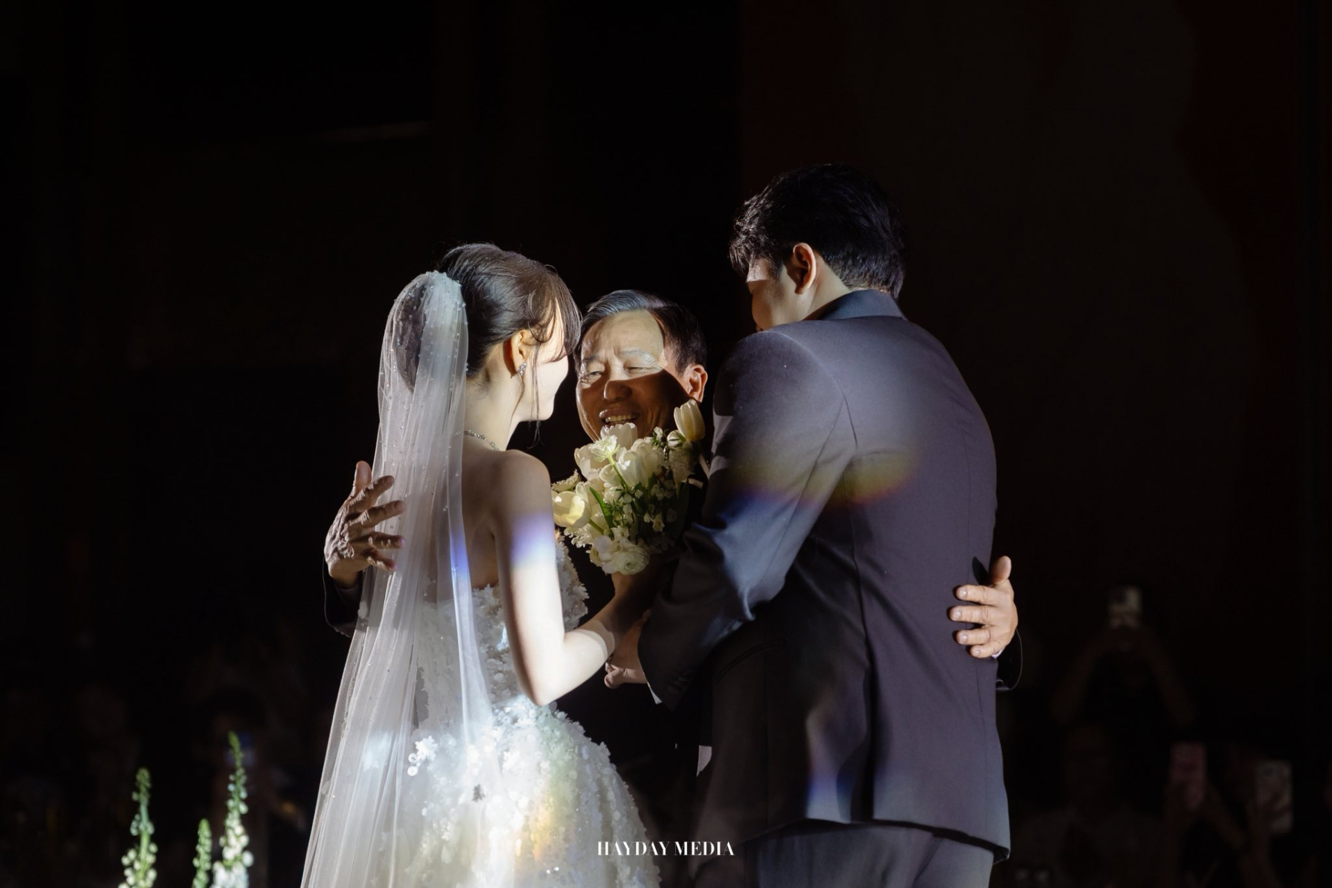 Th&aacute;i độ lạ của Hải Nam - Jun Vũ b&ecirc;n trong đ&aacute;m cưới quy tụ cả d&agrave;n sao Vbiz- Ảnh 3.