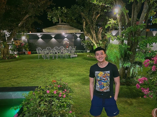 Trai ngh&egrave;o miền T&acirc;y nay l&agrave; ng&ocirc;i sao showbiz: Sở hữu biệt thự 40 tỷ xa hoa, c&ograve;n tậu cả cơ ngơi 25 tỷ tặng bố mẹ- Ảnh 32.