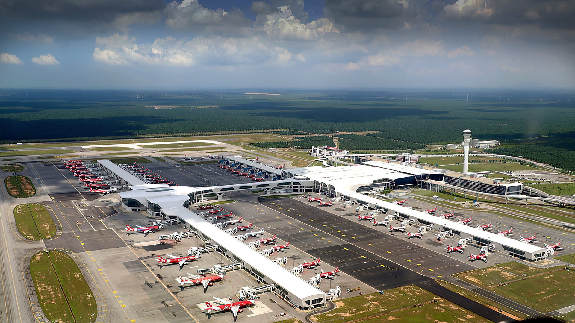 Giữa khủng hoảng nhi&ecirc;n liệu, l&aacute;ng giềng Việt Nam vẫn b&aacute;n v&eacute; bay khứ hồi chỉ 900.000 đồng- Ảnh 1.