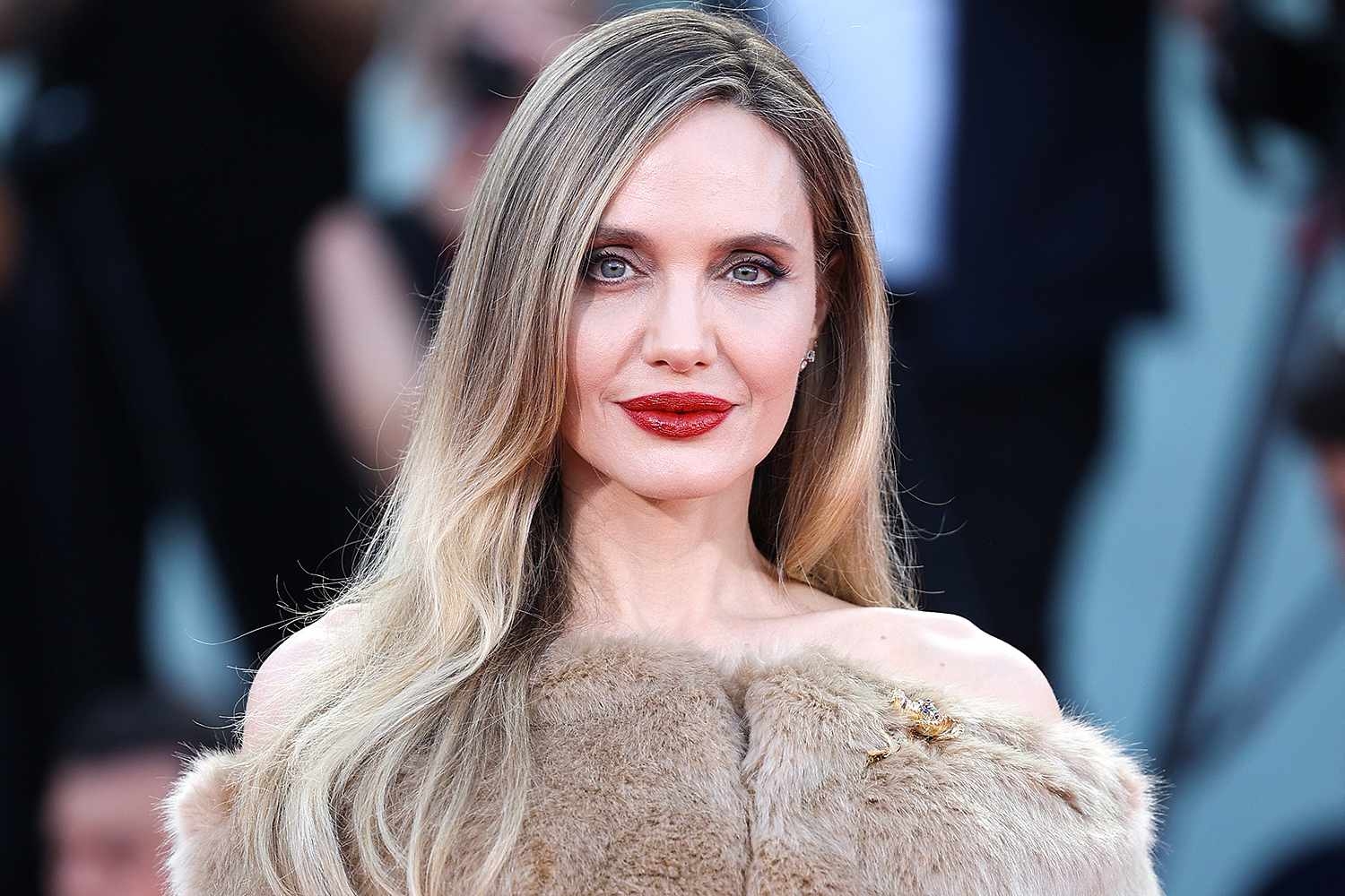 Chẳng ai muốn tin đ&acirc;y l&agrave; Angelina Jolie- Ảnh 1.