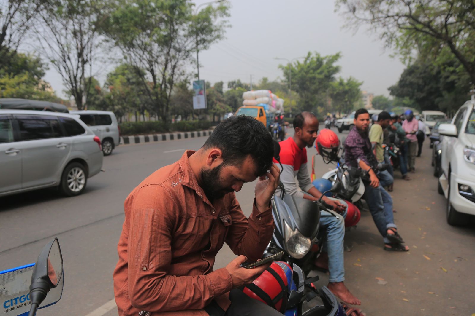 Kh&ocirc;ng phải tắc đường, đ&acirc;y l&agrave; d&ograve;ng người v&ocirc; tận chờ đổ xăng tại 1 quốc gia ch&acirc;u &Aacute;: Vấn đề kh&ocirc;ng phải gi&aacute; bao nhi&ecirc;u nữa- Ảnh 3.