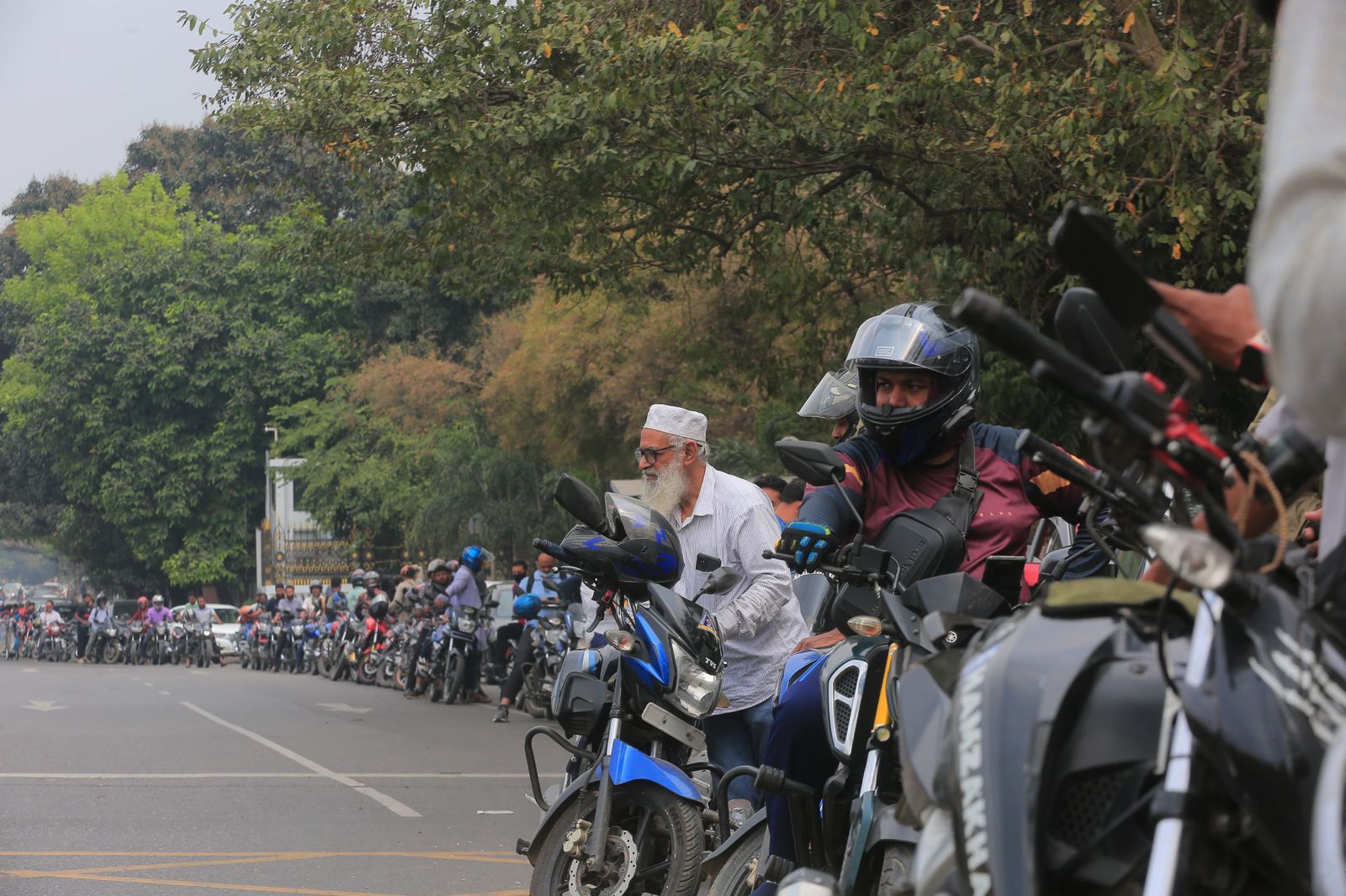 Kh&ocirc;ng phải tắc đường, đ&acirc;y l&agrave; d&ograve;ng người v&ocirc; tận chờ đổ xăng tại 1 quốc gia ch&acirc;u &Aacute;: Vấn đề kh&ocirc;ng phải gi&aacute; bao nhi&ecirc;u nữa- Ảnh 2.