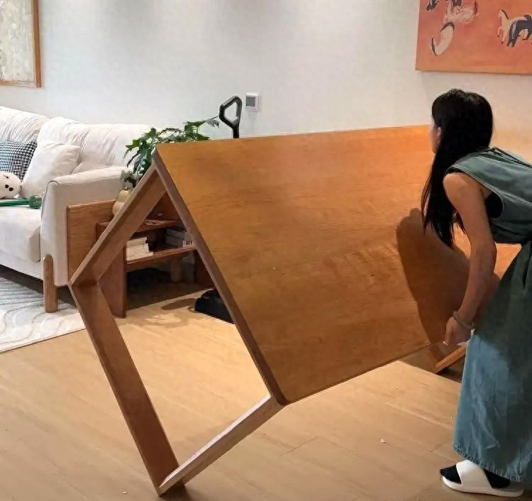 Nhiều gia đ&igrave;nh bỏ b&agrave;n tr&agrave;, đặt b&agrave;n ăn ngay ph&ograve;ng kh&aacute;ch: Quyết định tưởng lạ nhưng gi&uacute;p nh&agrave; rộng hơn, sống tiện hơn- Ảnh 1.