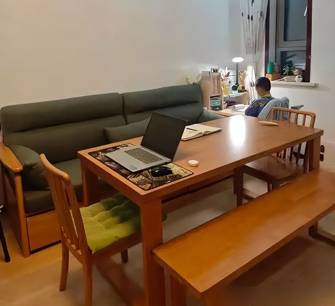 Nhiều gia đ&igrave;nh bỏ b&agrave;n tr&agrave;, đặt b&agrave;n ăn ngay ph&ograve;ng kh&aacute;ch: Quyết định tưởng lạ nhưng gi&uacute;p nh&agrave; rộng hơn, sống tiện hơn- Ảnh 3.